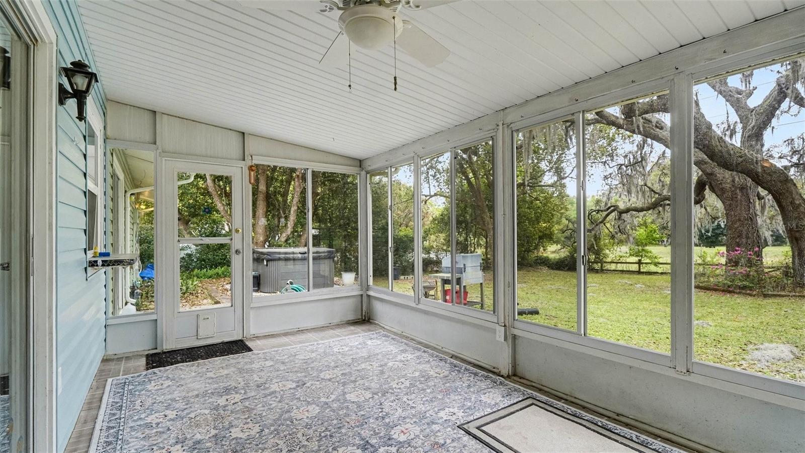 Listing photo id 12 for 2434 Gardenia Drive