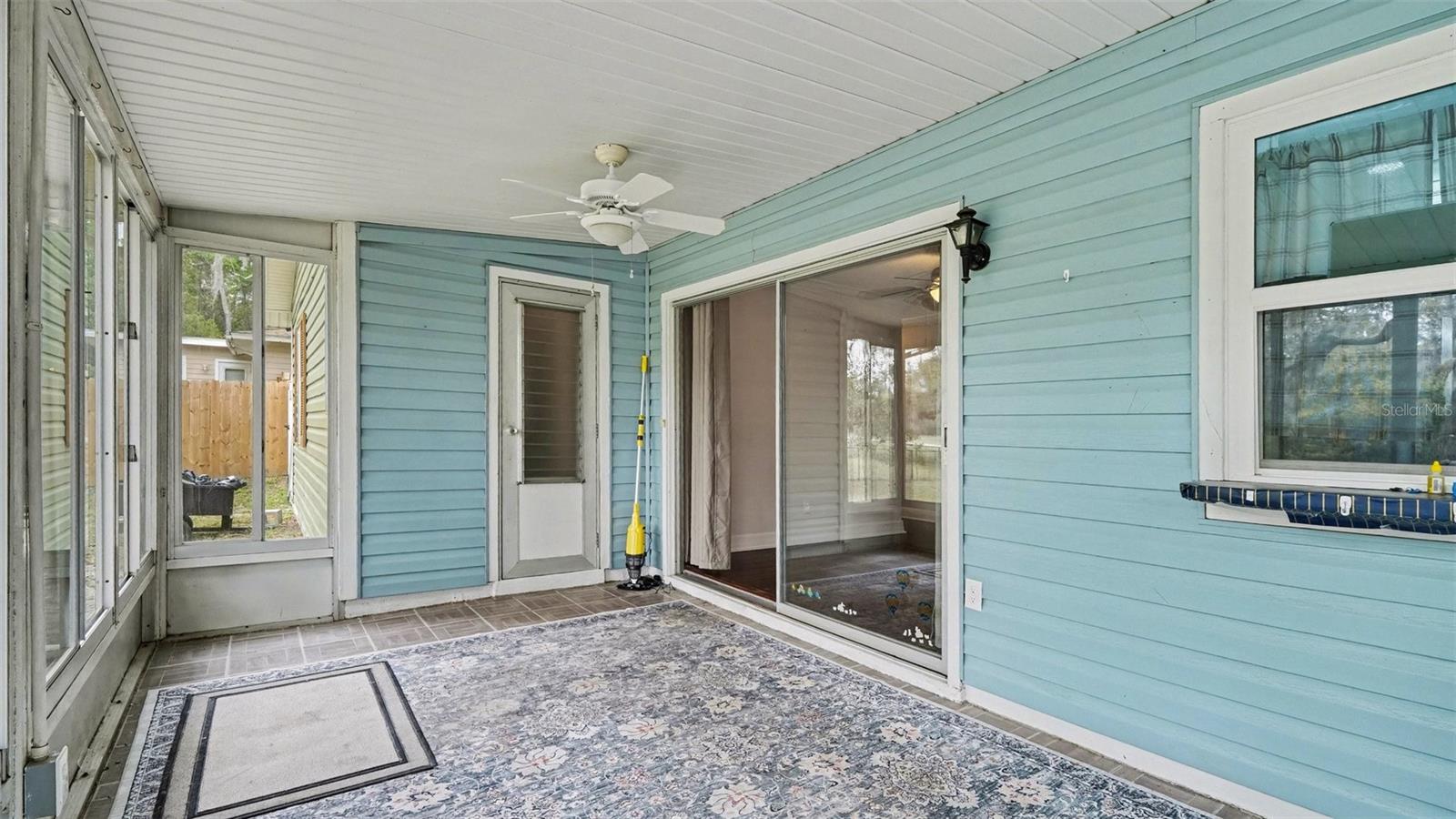 Listing photo id 13 for 2434 Gardenia Drive