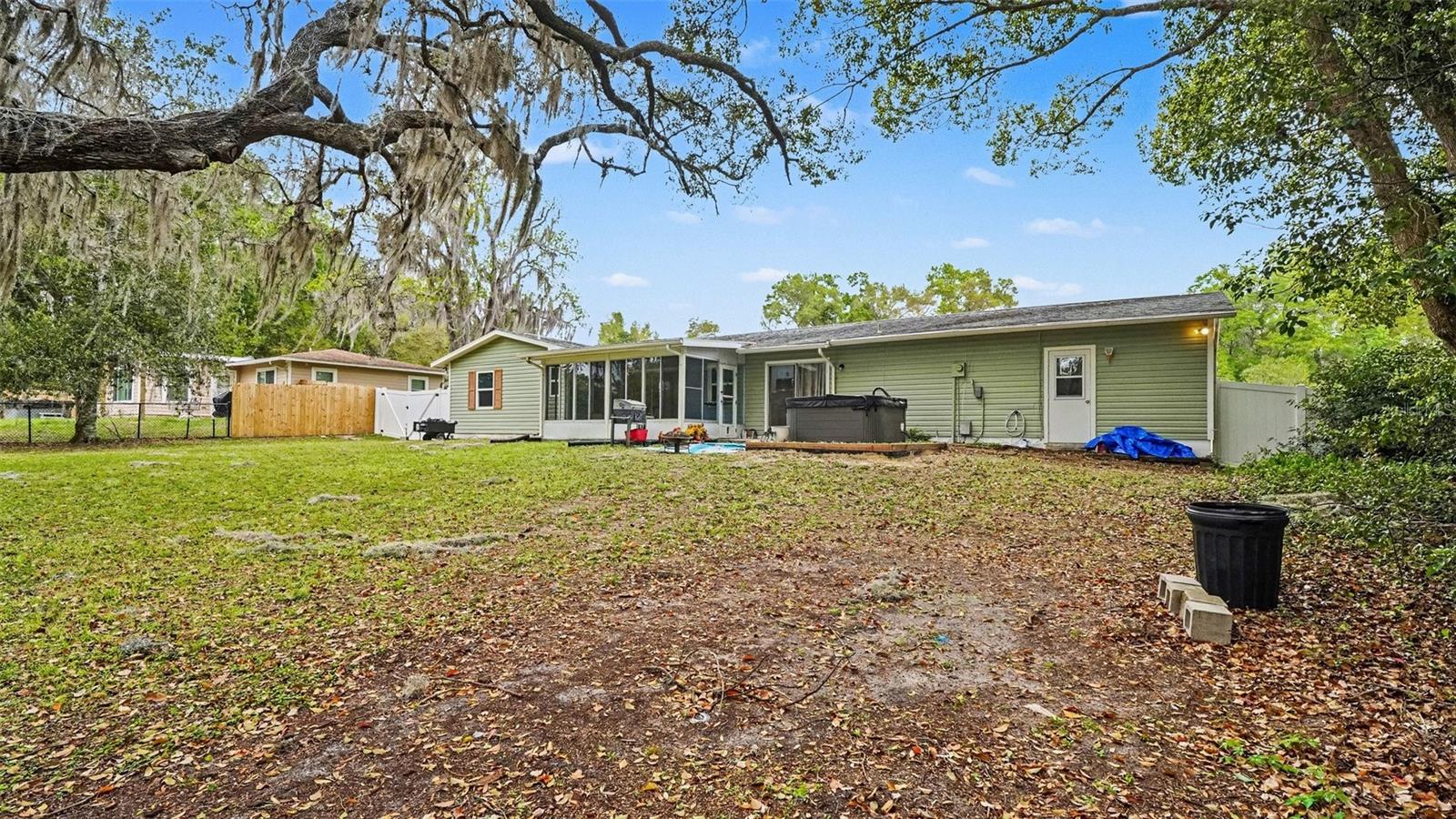 Listing photo id 14 for 2434 Gardenia Drive
