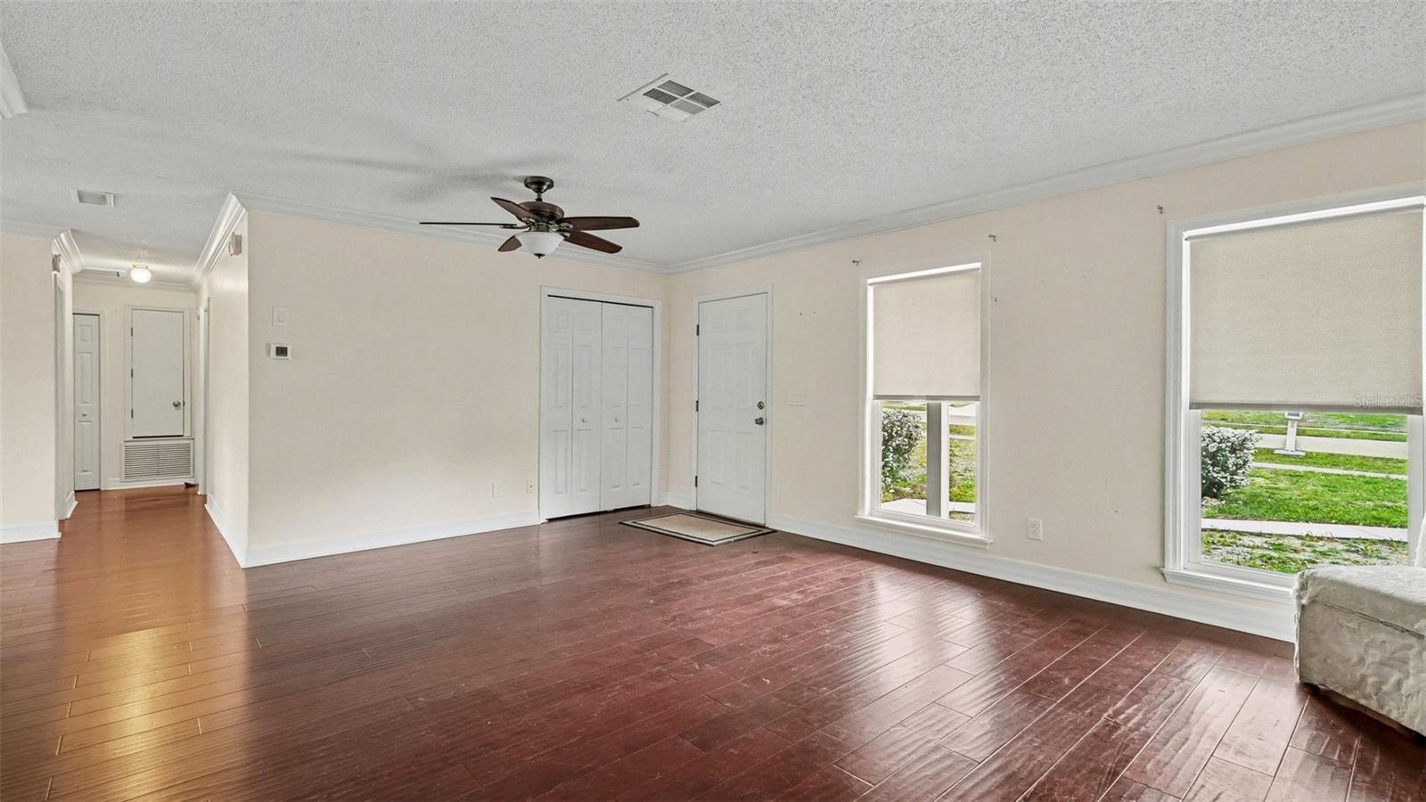 Listing photo id 0 for 2434 Gardenia Drive