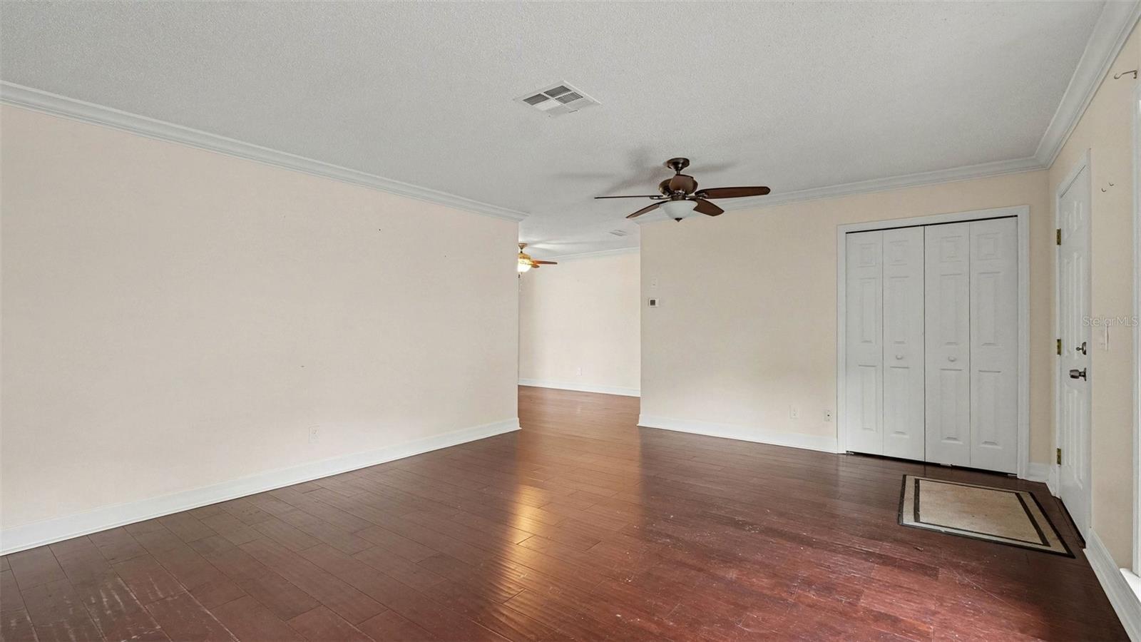 Listing photo id 2 for 2434 Gardenia Drive