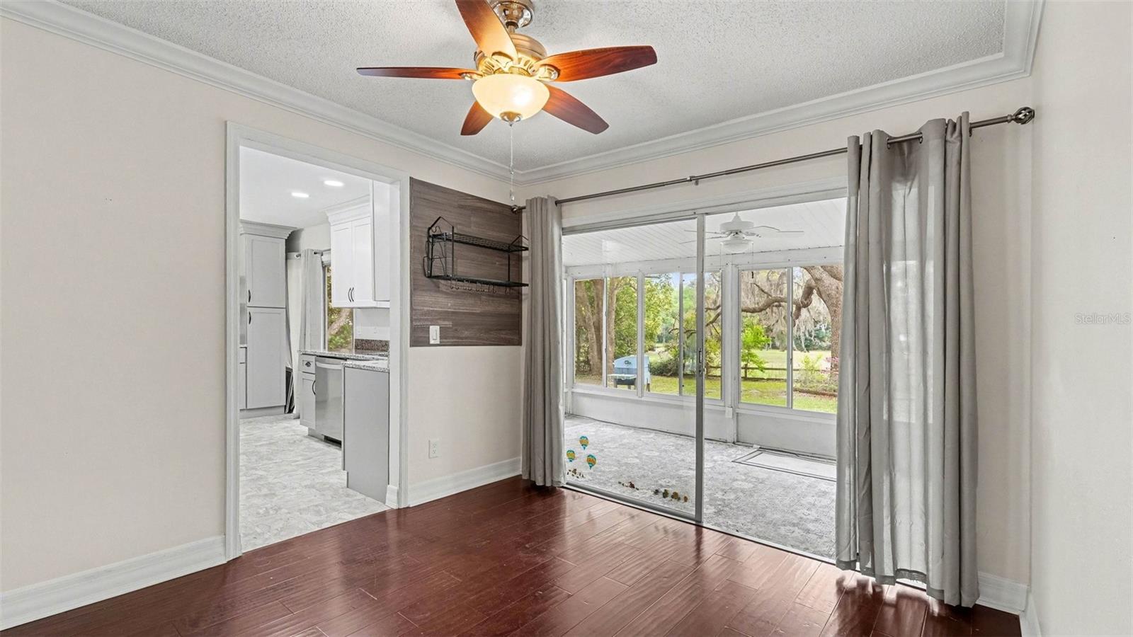 Listing photo id 3 for 2434 Gardenia Drive