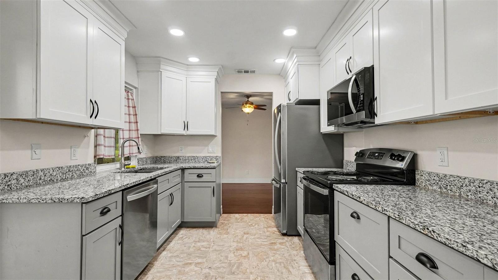 Listing photo id 4 for 2434 Gardenia Drive