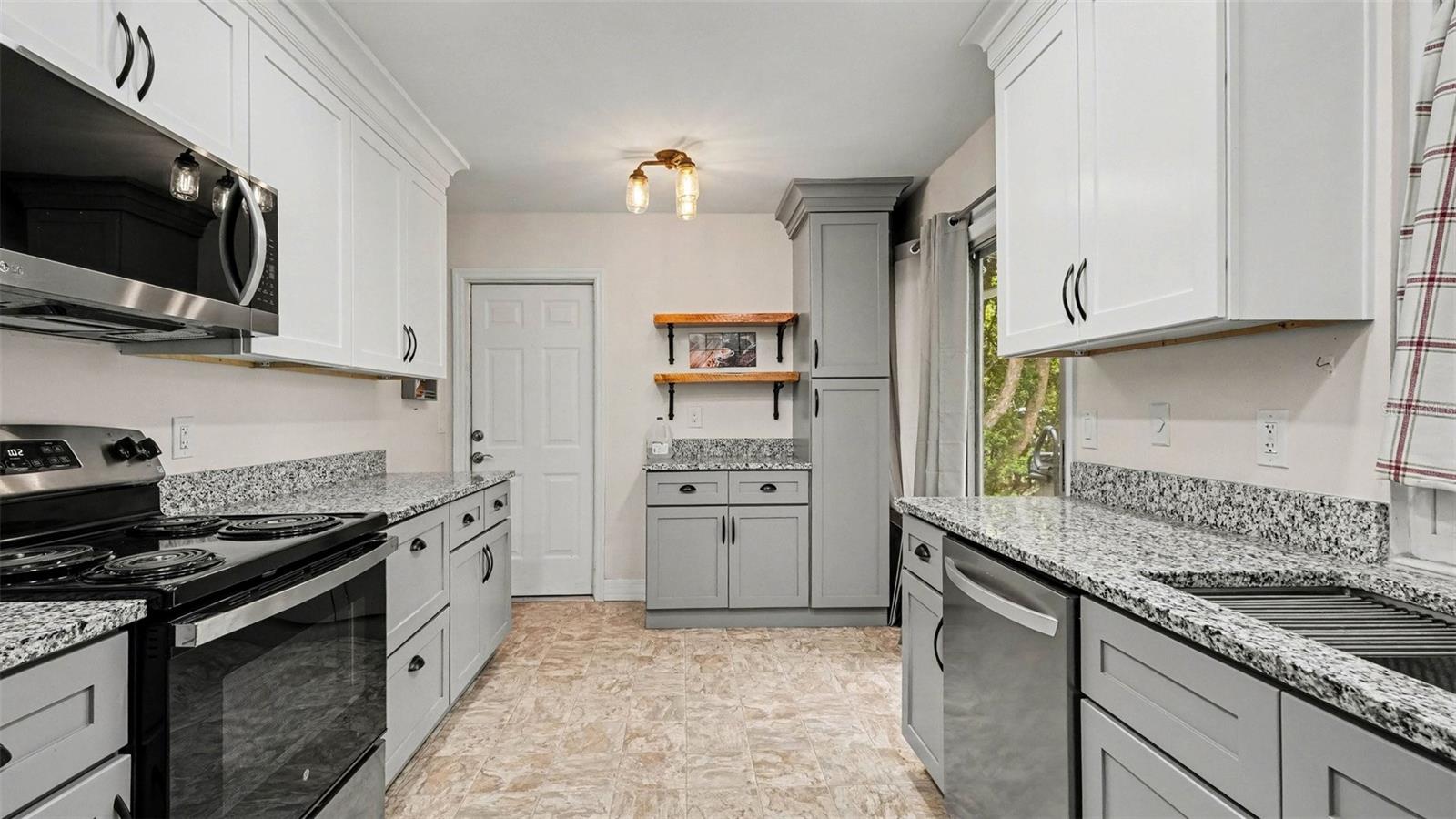 Listing photo id 5 for 2434 Gardenia Drive