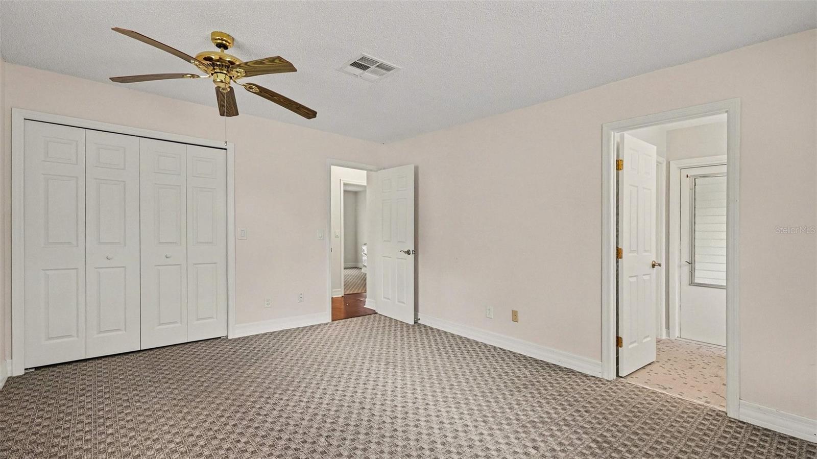 Listing photo id 6 for 2434 Gardenia Drive