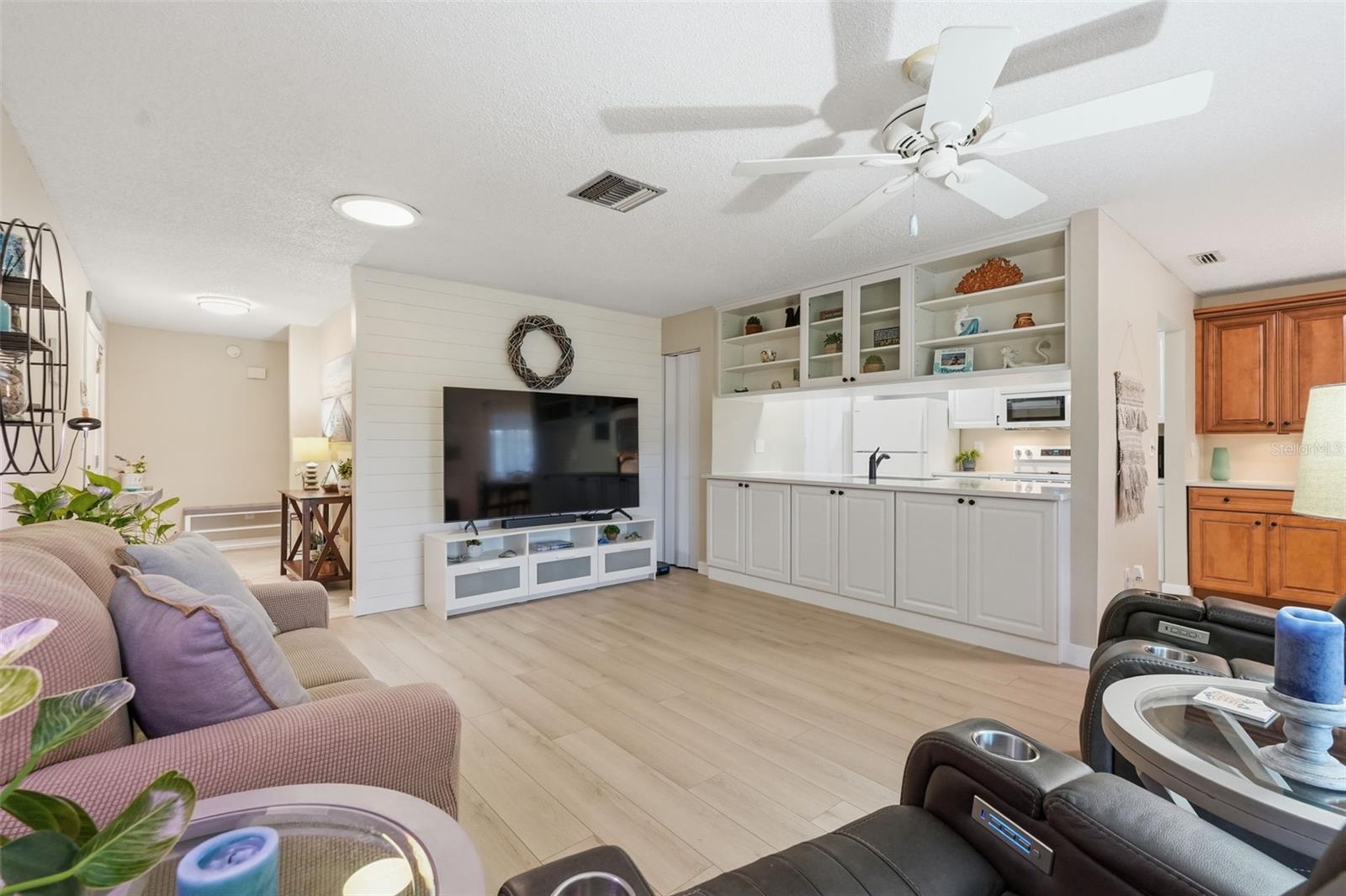 Listing photo id 2 for 1304 13th Circle Se 110