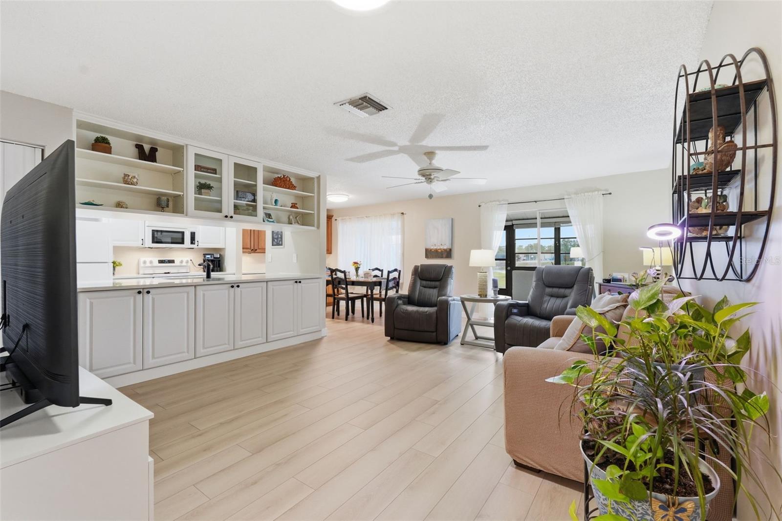 Listing photo id 3 for 1304 13th Circle Se 110