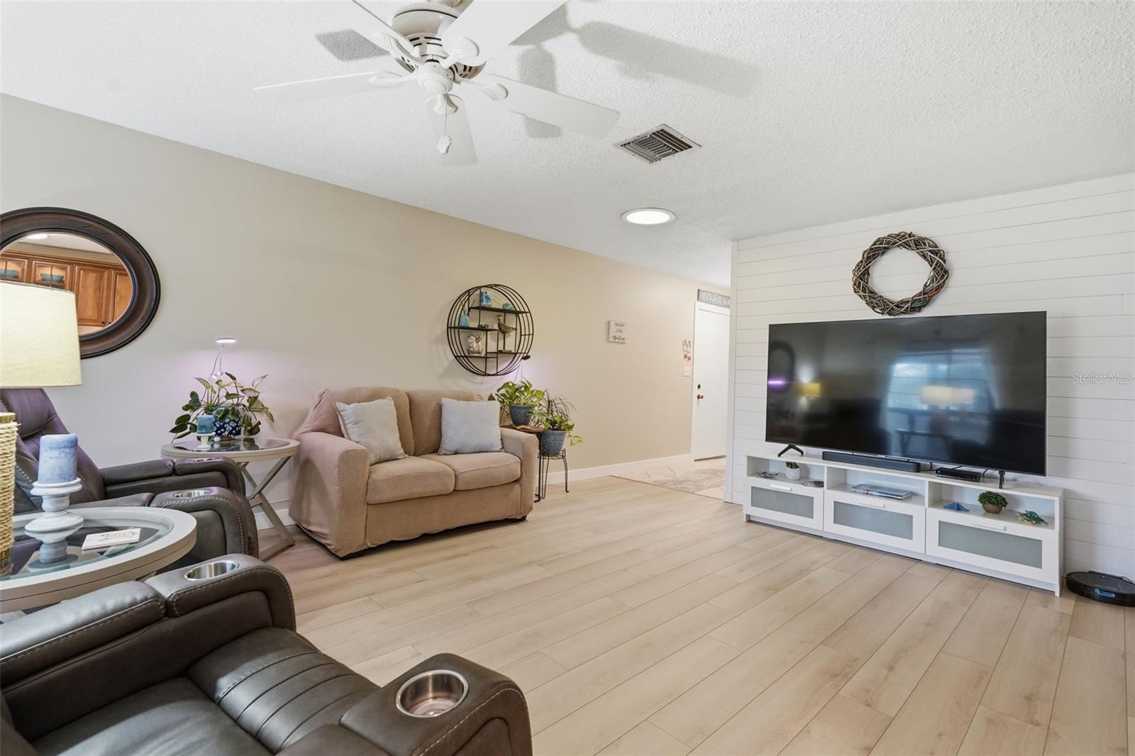 Listing photo id 4 for 1304 13th Circle Se 110