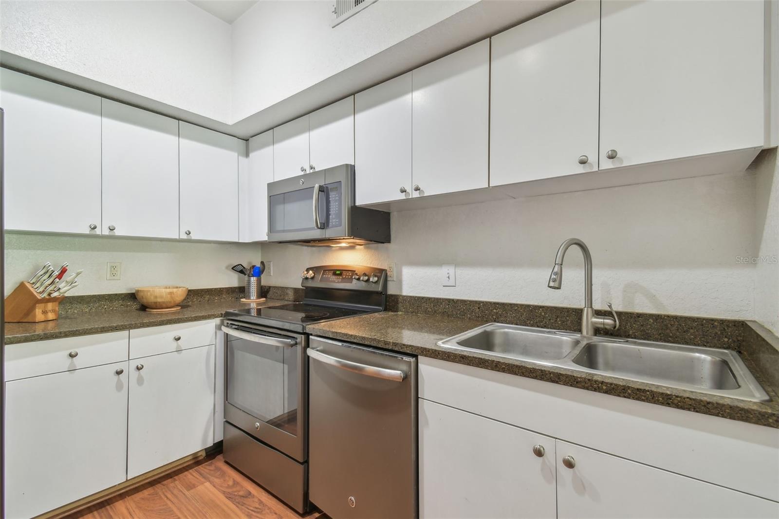 Image 6 of 27 For 2440 Horatio Street 1031