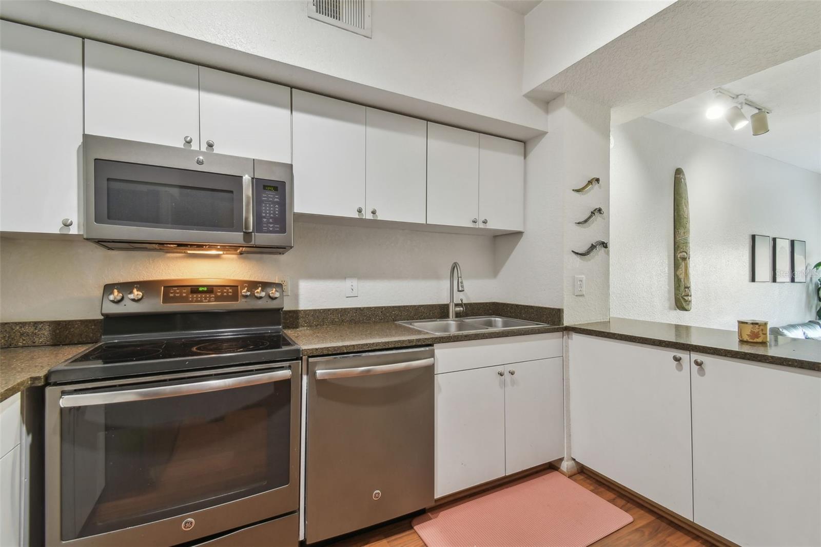 Image 7 of 27 For 2440 Horatio Street 1031