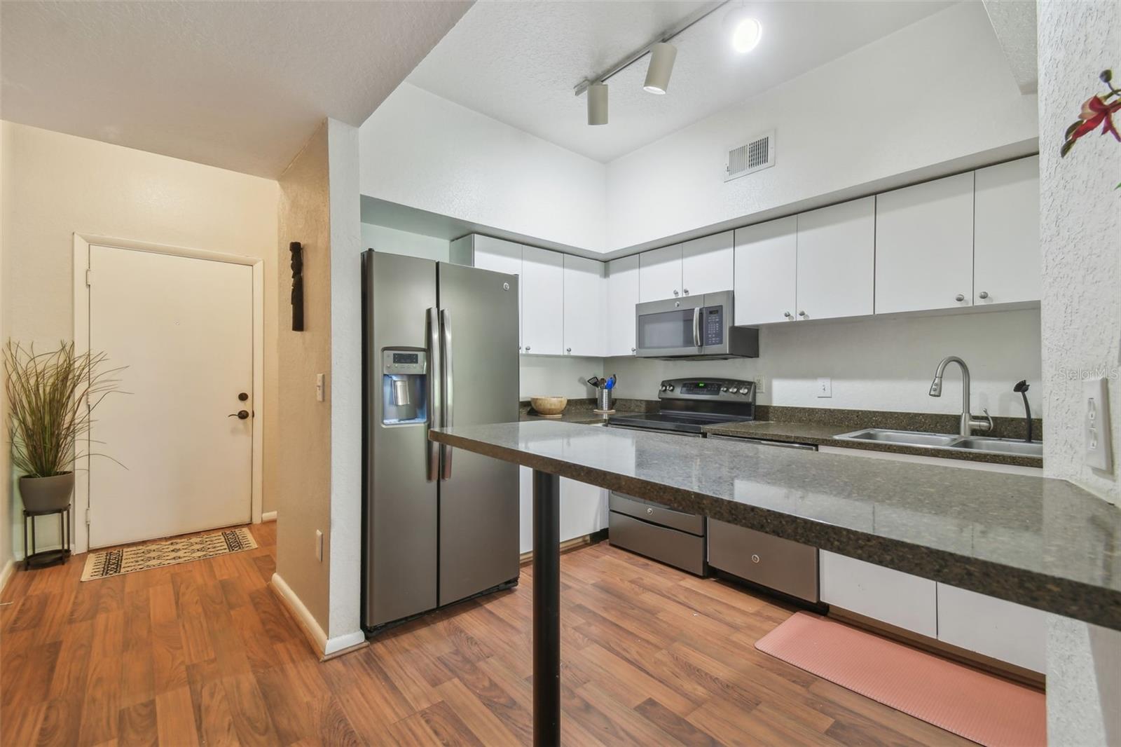 Image 8 of 27 For 2440 Horatio Street 1031