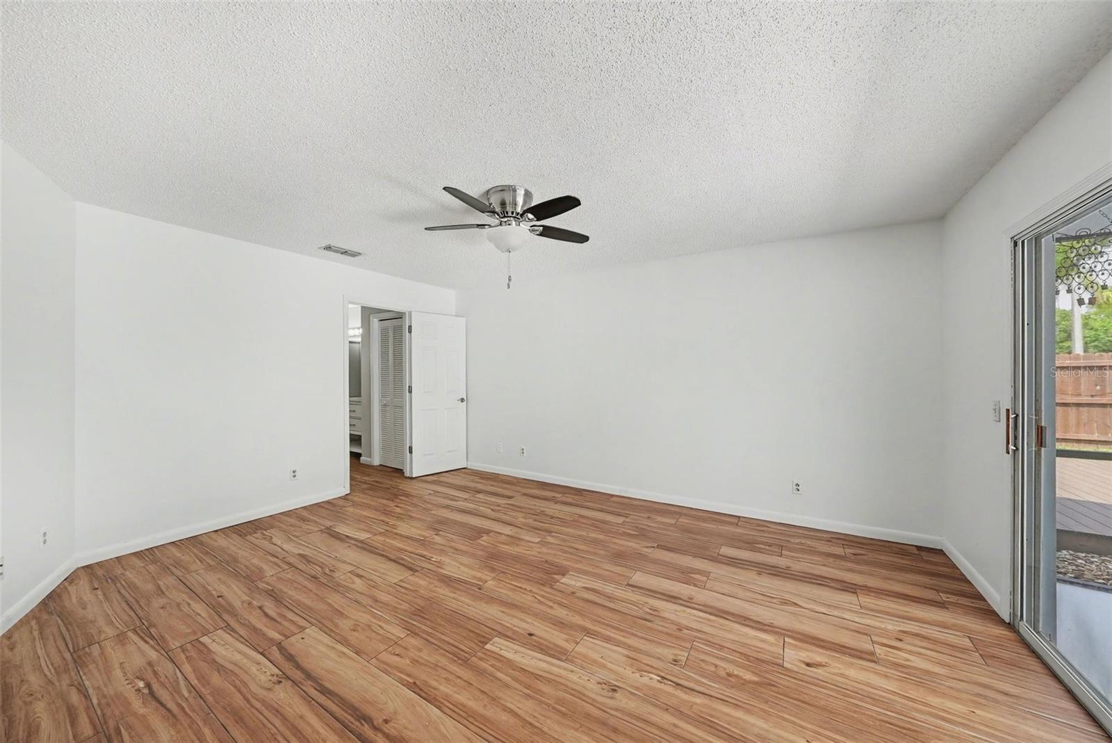 Listing photo id 15 for 6202 Boone Drive