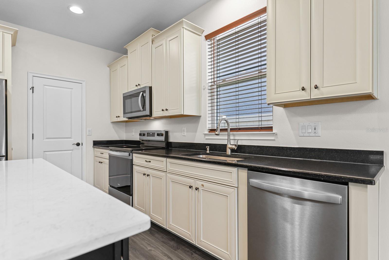 Image 11 of 29 For 10733 Planer Picket Drive