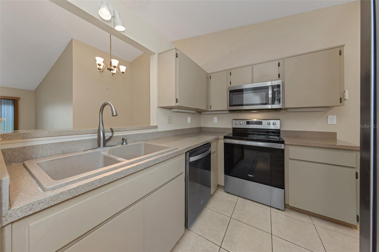 Listing photo id 12 for 3121 Beecher Drive E A