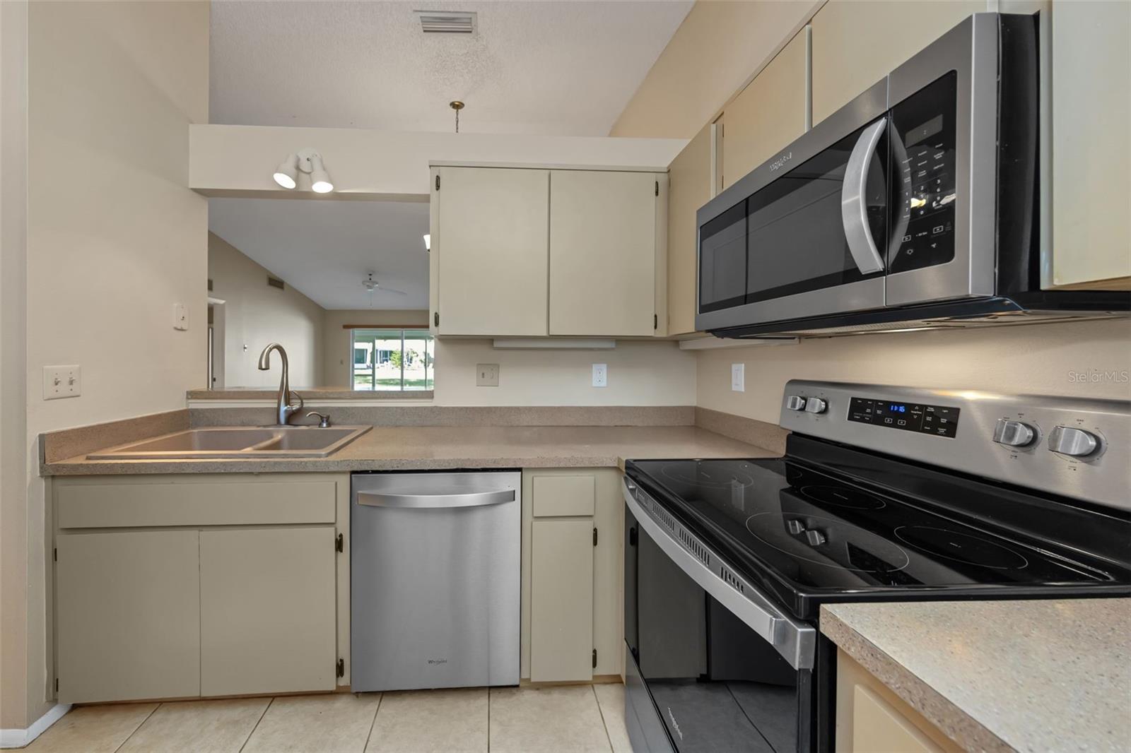 Listing photo id 14 for 3121 Beecher Drive E A