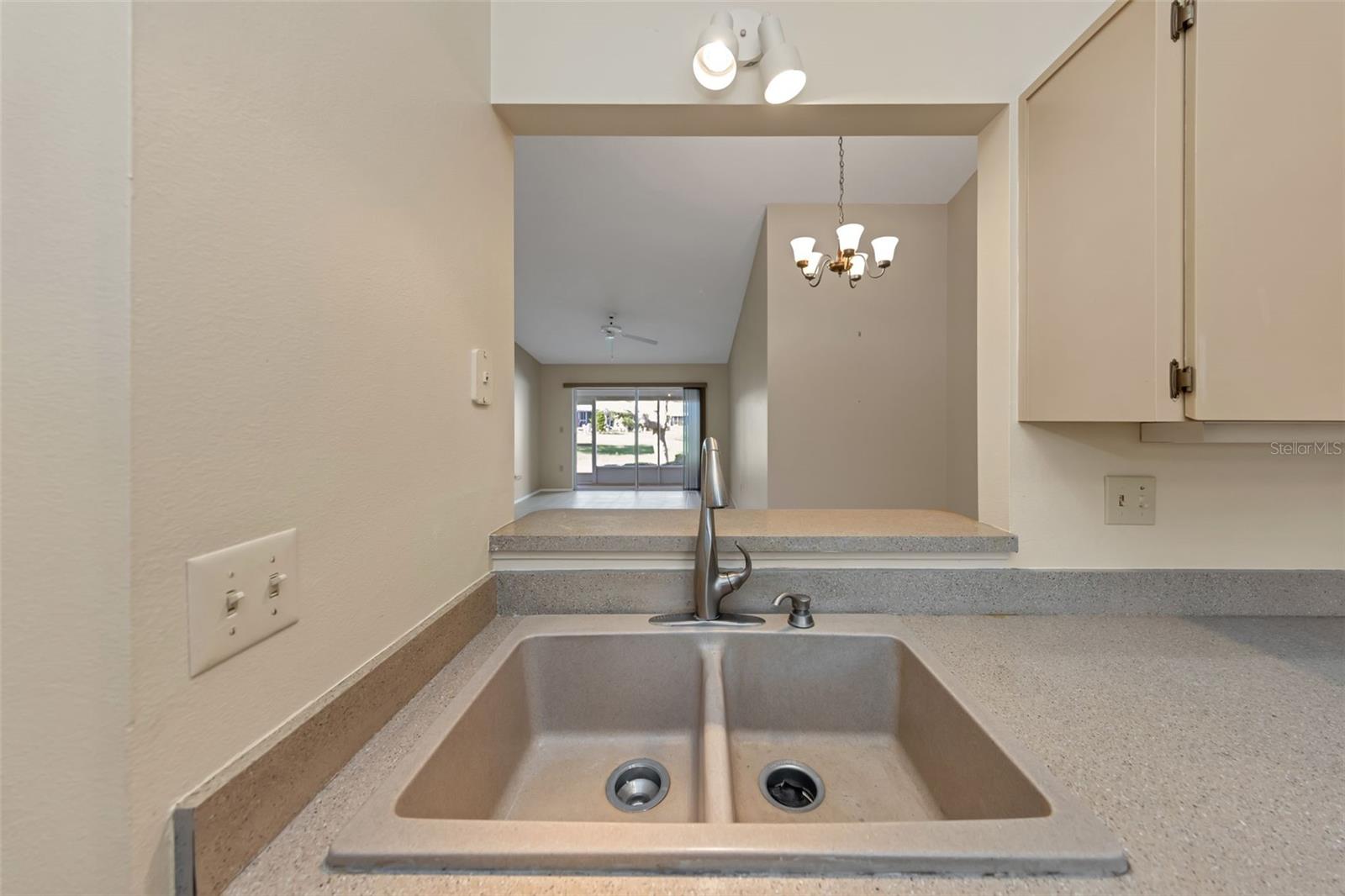 Listing photo id 15 for 3121 Beecher Drive E A