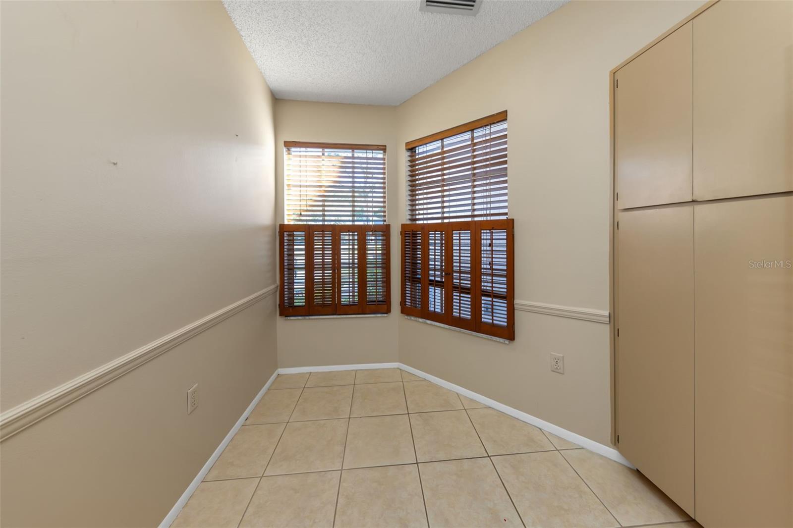 Listing photo id 16 for 3121 Beecher Drive E A