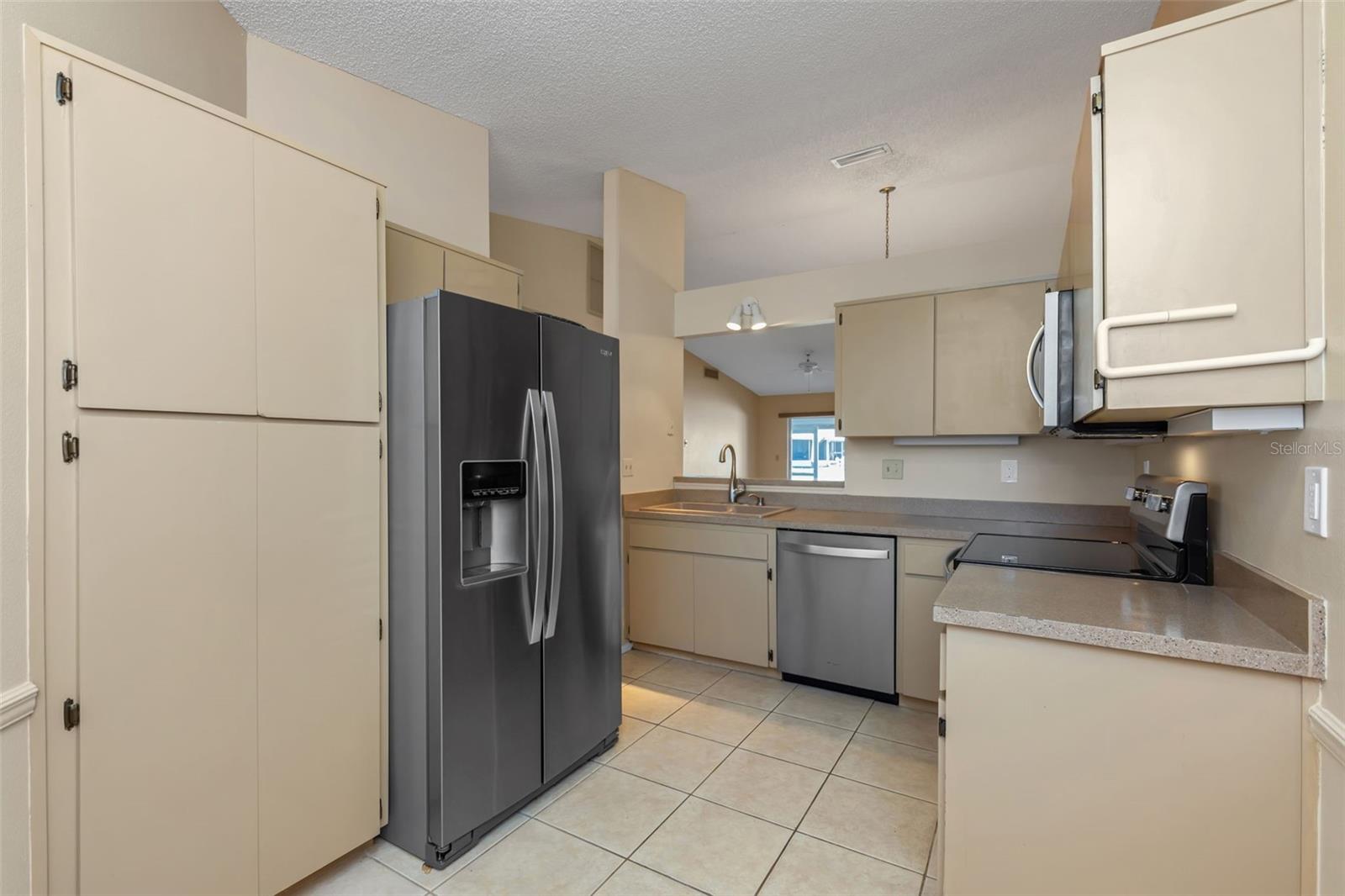 Listing photo id 17 for 3121 Beecher Drive E A