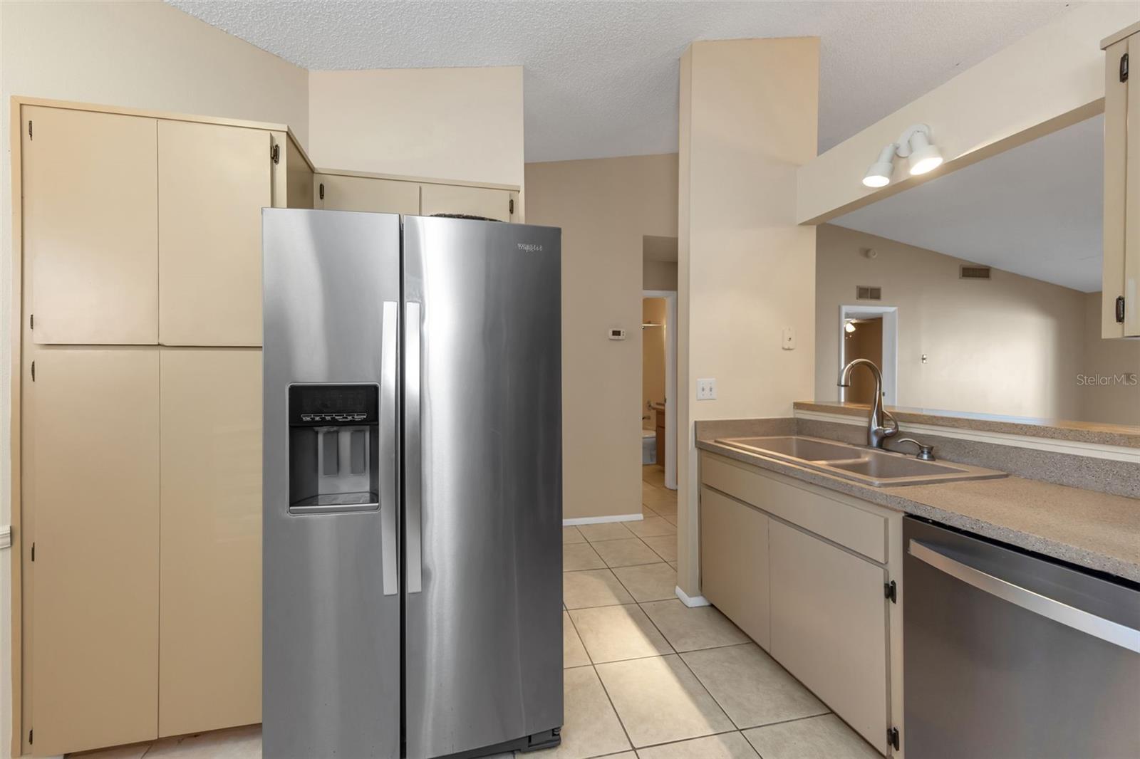 Listing photo id 18 for 3121 Beecher Drive E A