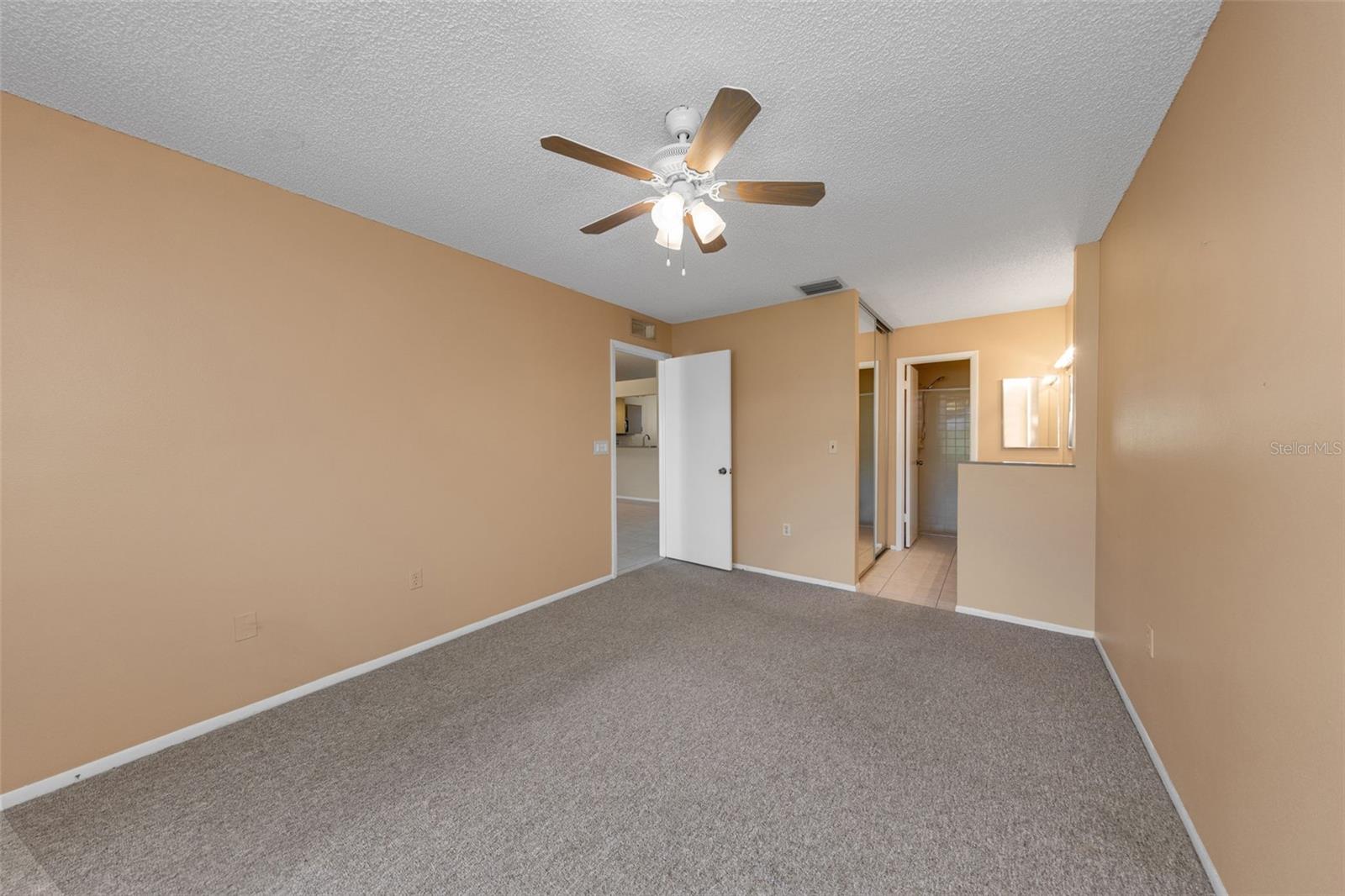 Listing photo id 33 for 3121 Beecher Drive E A