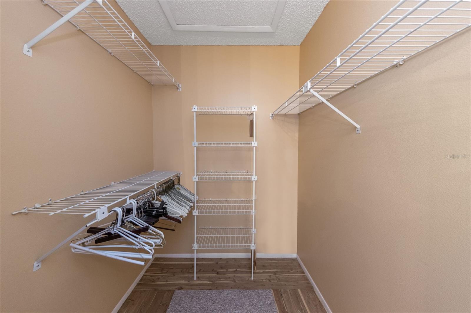 Listing photo id 38 for 3121 Beecher Drive E A