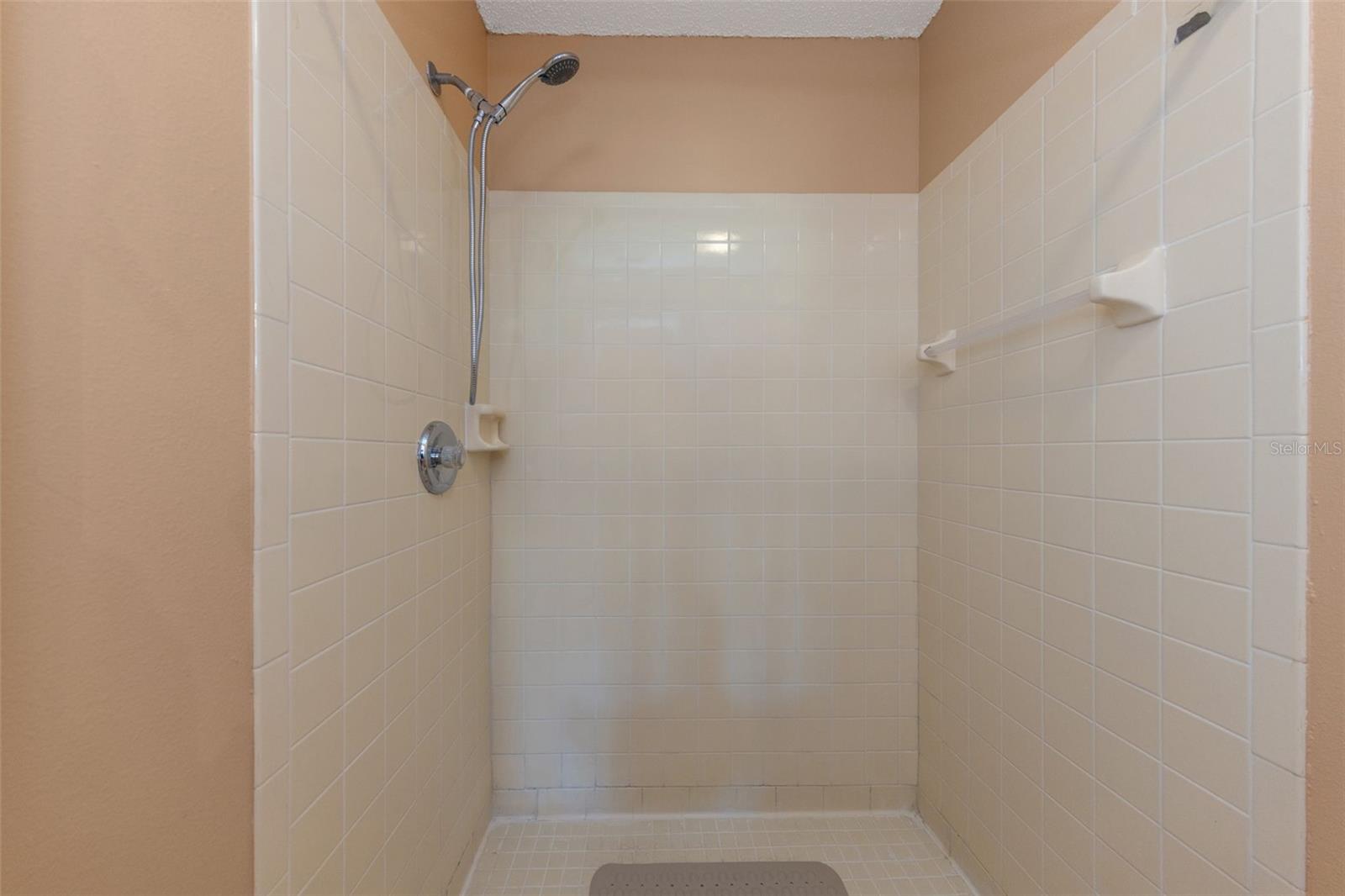 Listing photo id 40 for 3121 Beecher Drive E A