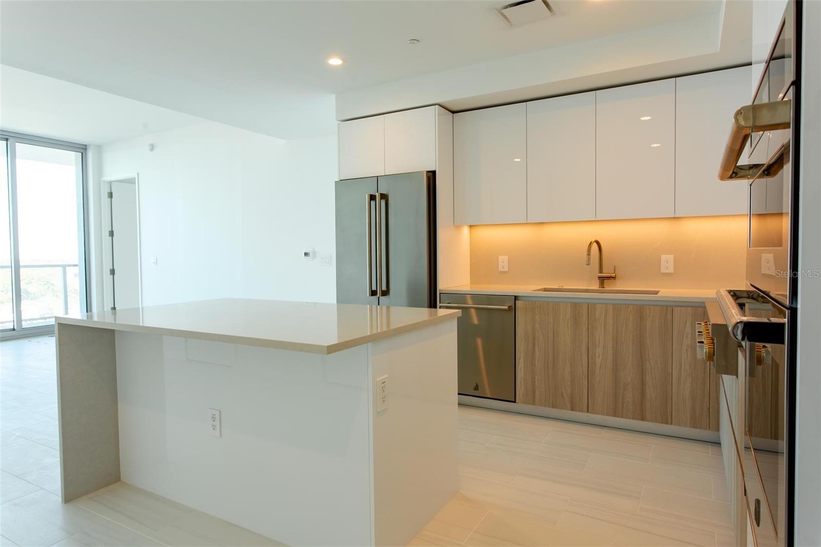 Image 5 of 27 For 400 Central Avenue 1008