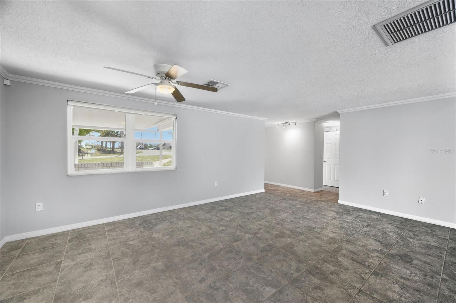 Listing photo id 8 for 6211 Waycross Drive