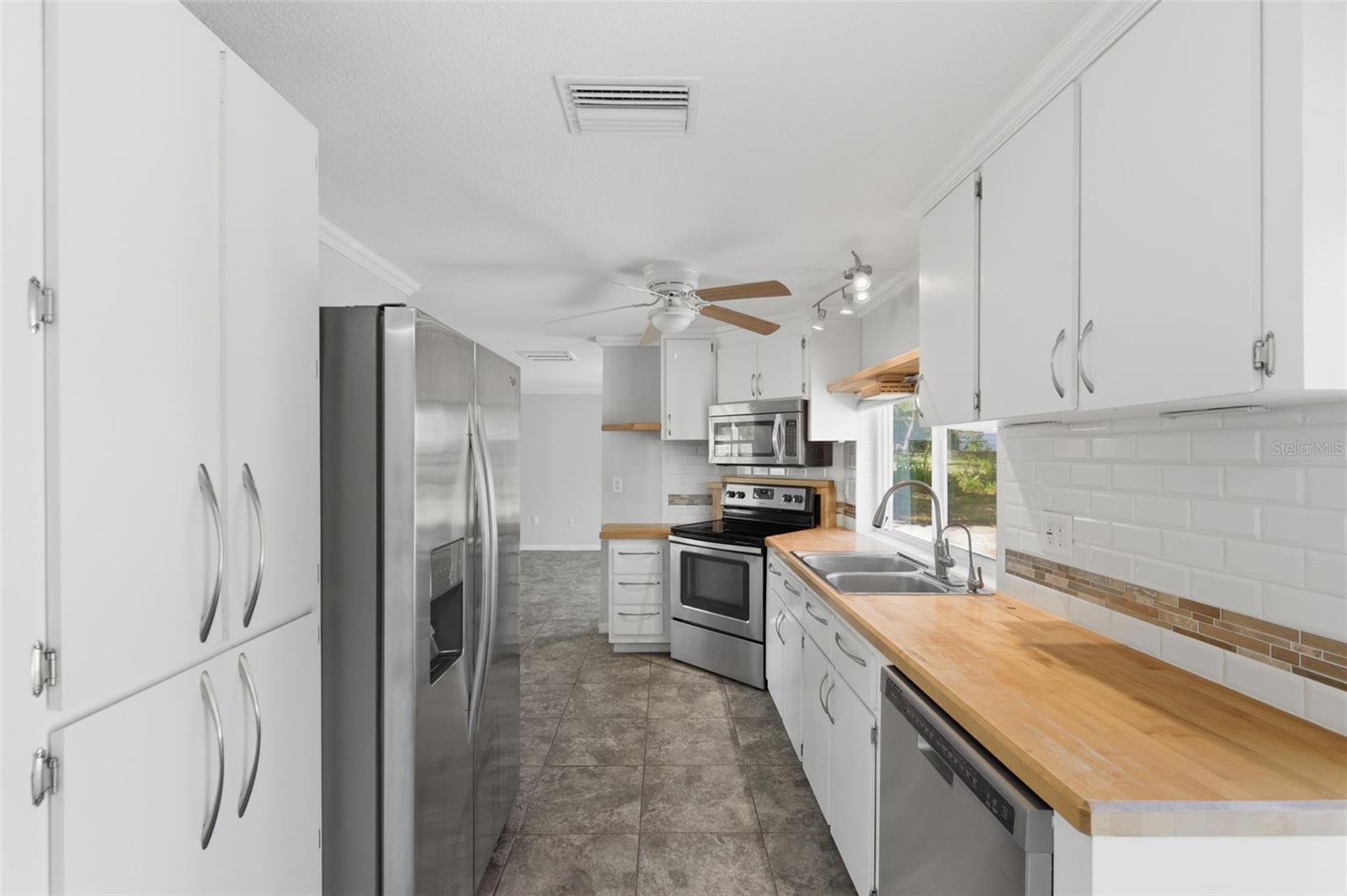 Listing photo id 10 for 6211 Waycross Drive