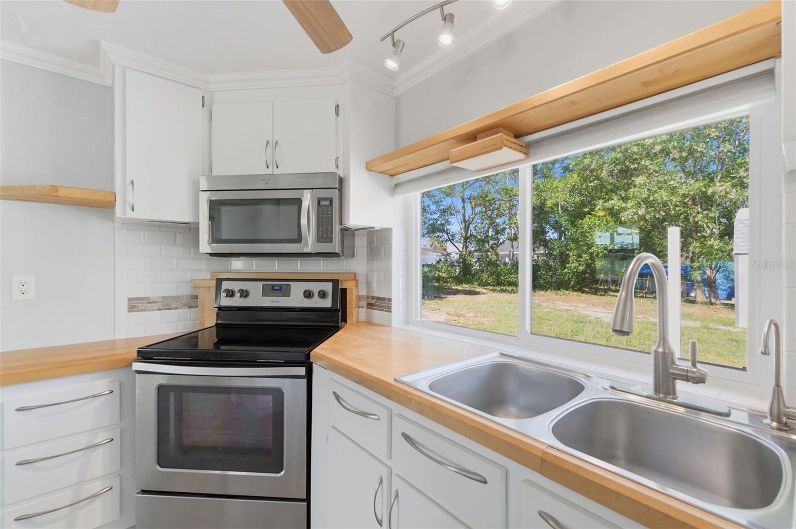 Listing photo id 11 for 6211 Waycross Drive