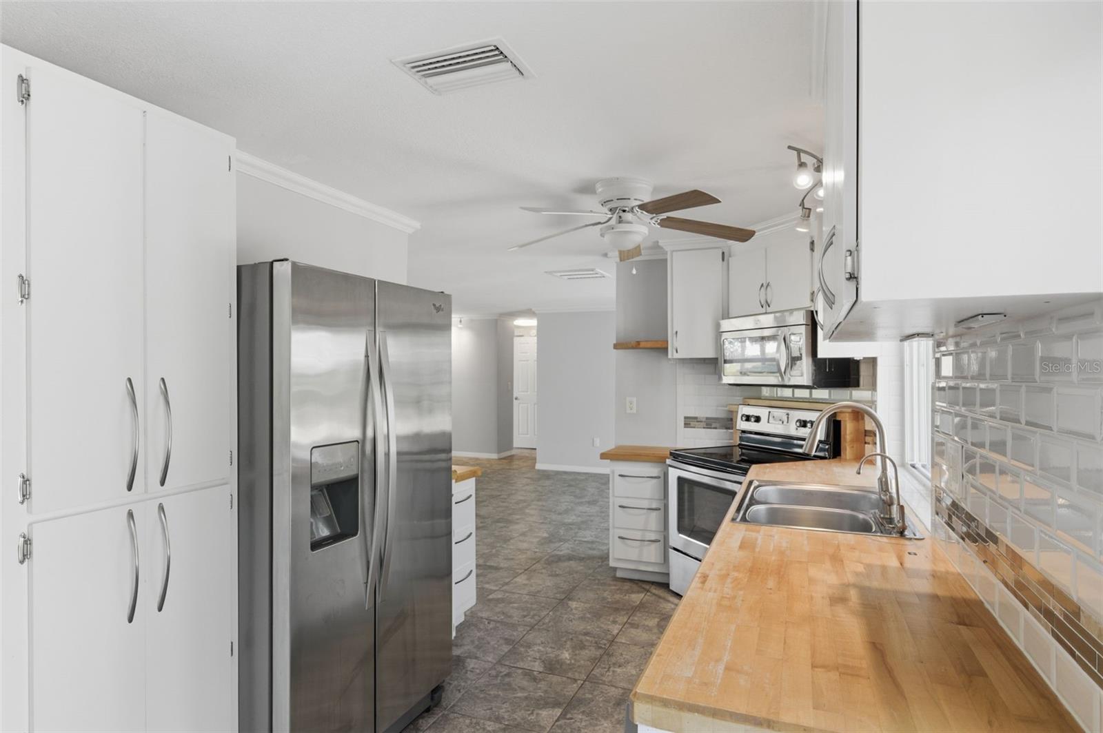 Listing photo id 12 for 6211 Waycross Drive