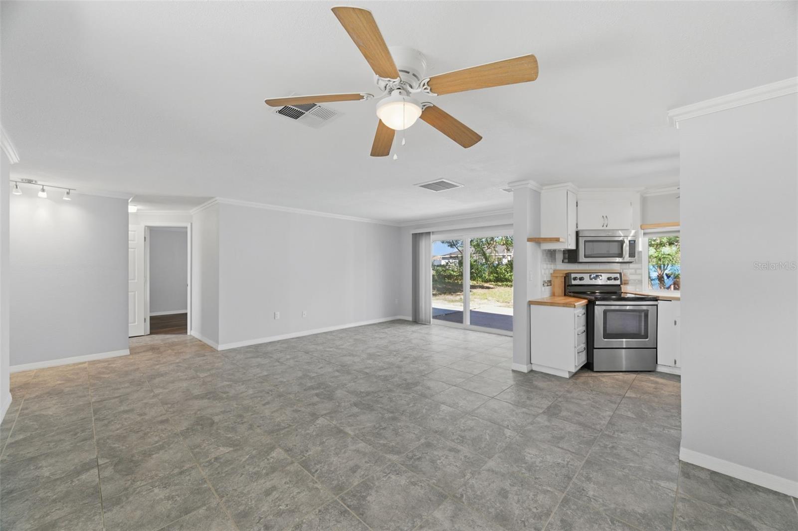 Listing photo id 13 for 6211 Waycross Drive