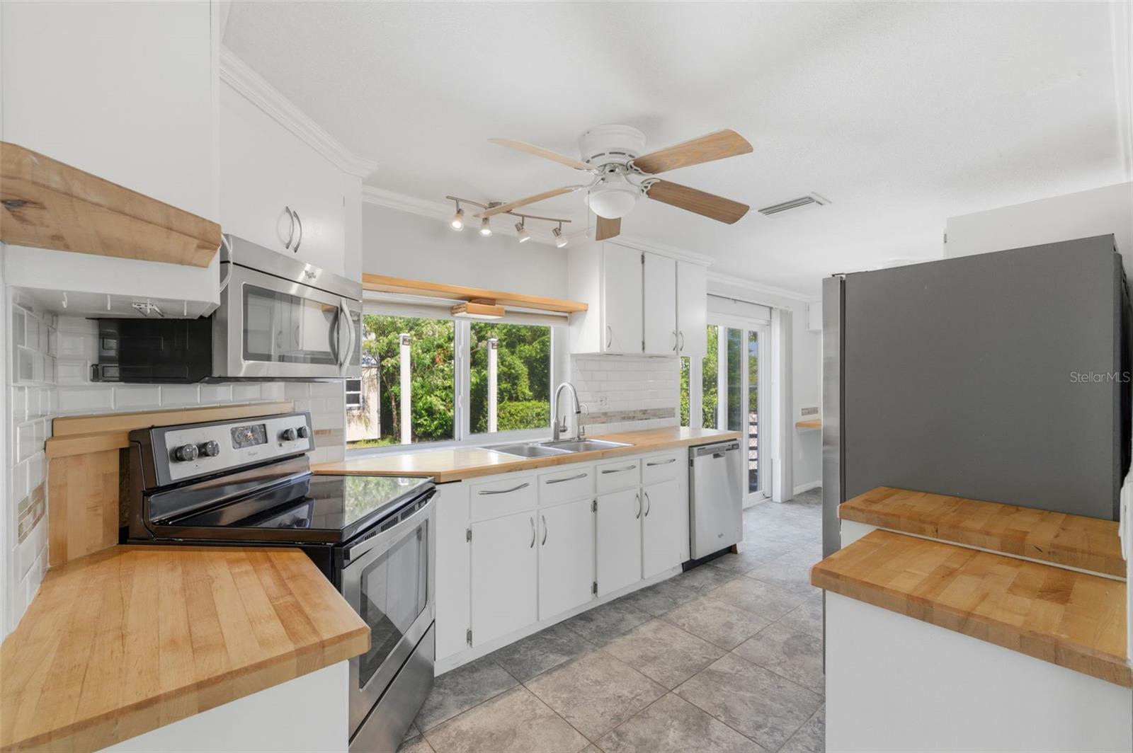 Listing photo id 14 for 6211 Waycross Drive