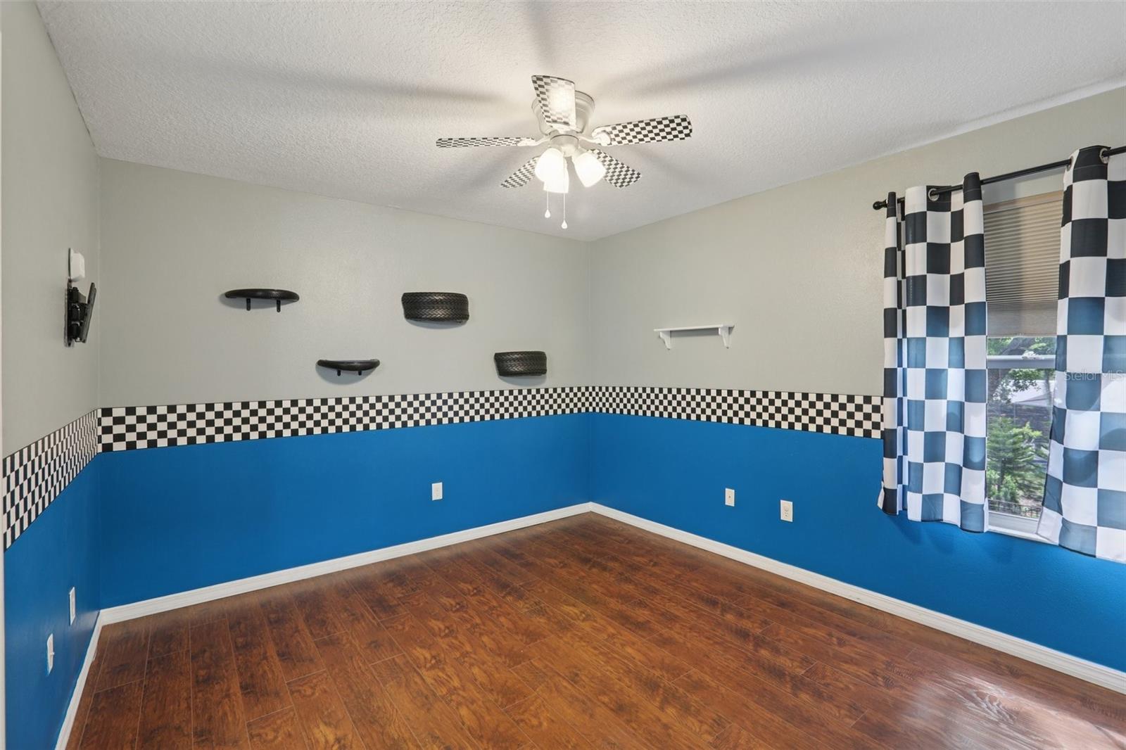 Listing photo id 41 for 22850 Collridge Drive