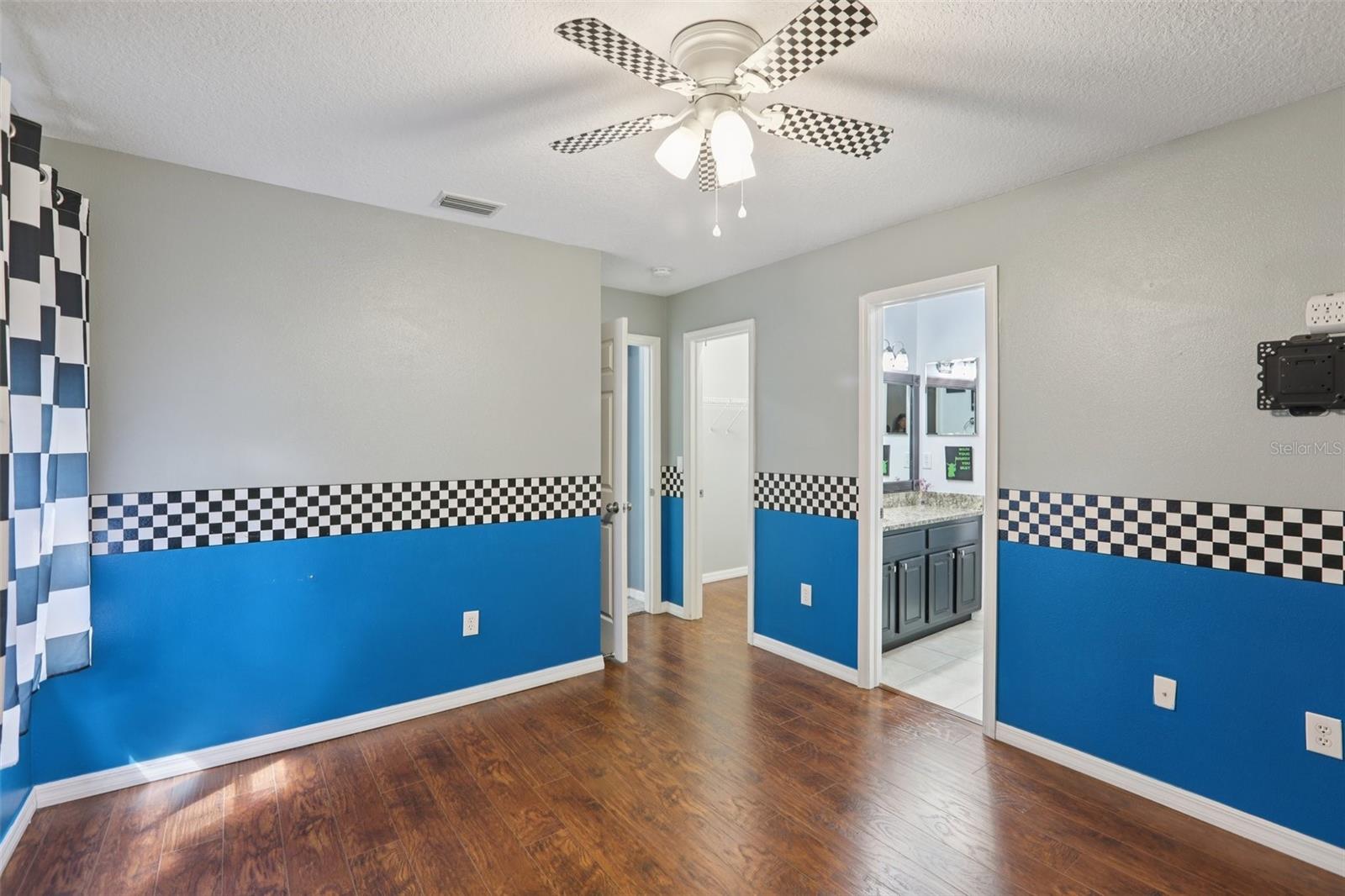 Listing photo id 42 for 22850 Collridge Drive