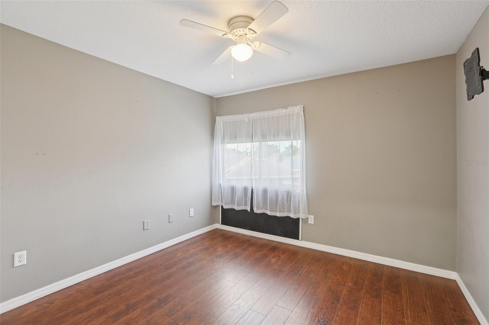 Listing photo id 44 for 22850 Collridge Drive