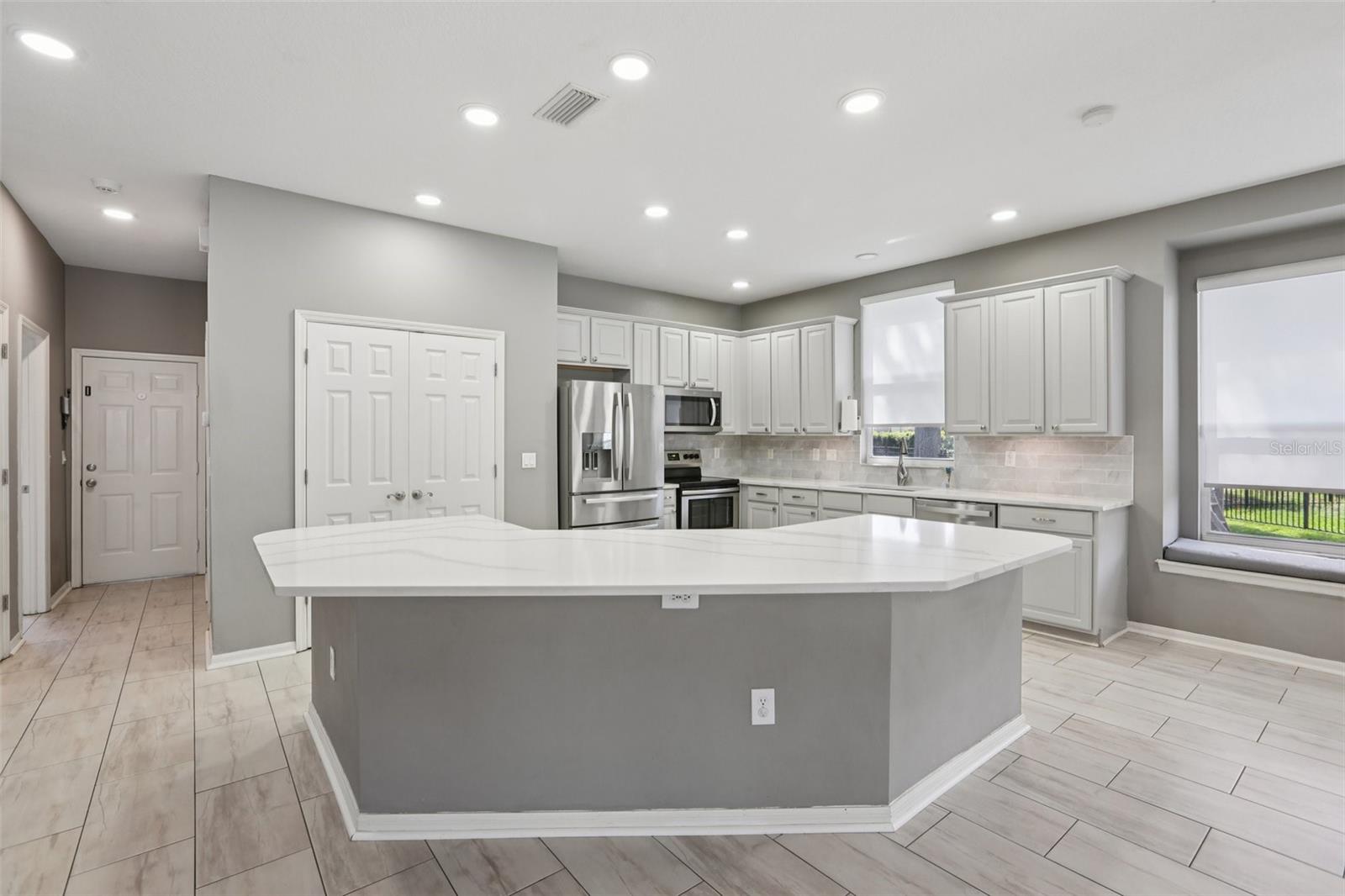 Listing photo id 6 for 22850 Collridge Drive