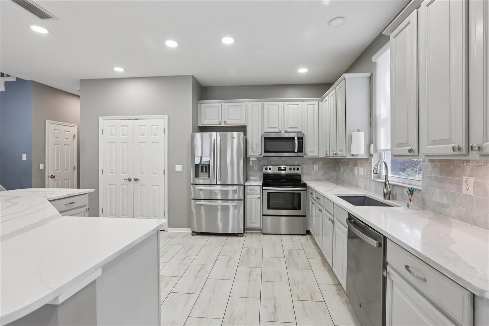 Listing photo id 7 for 22850 Collridge Drive