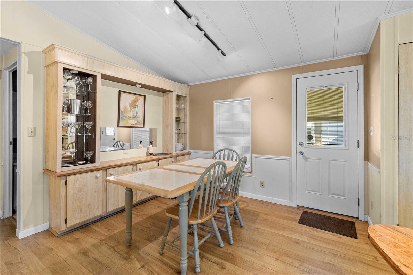 Listing photo id 9 for 5427 Seville Drive