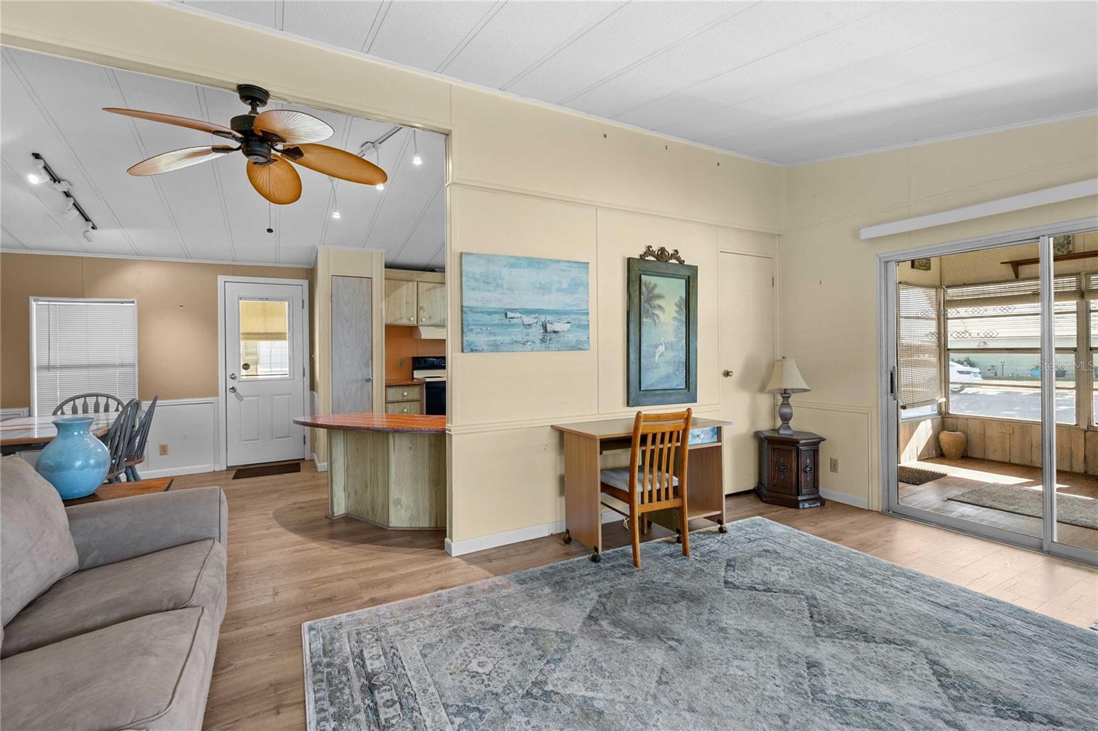 Listing photo id 10 for 5427 Seville Drive