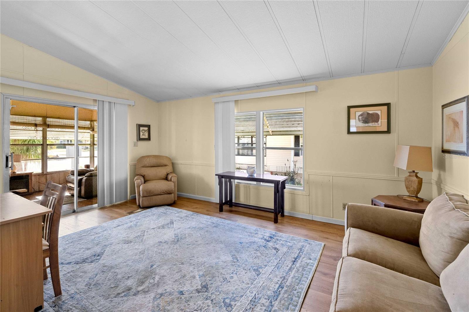 Listing photo id 12 for 5427 Seville Drive