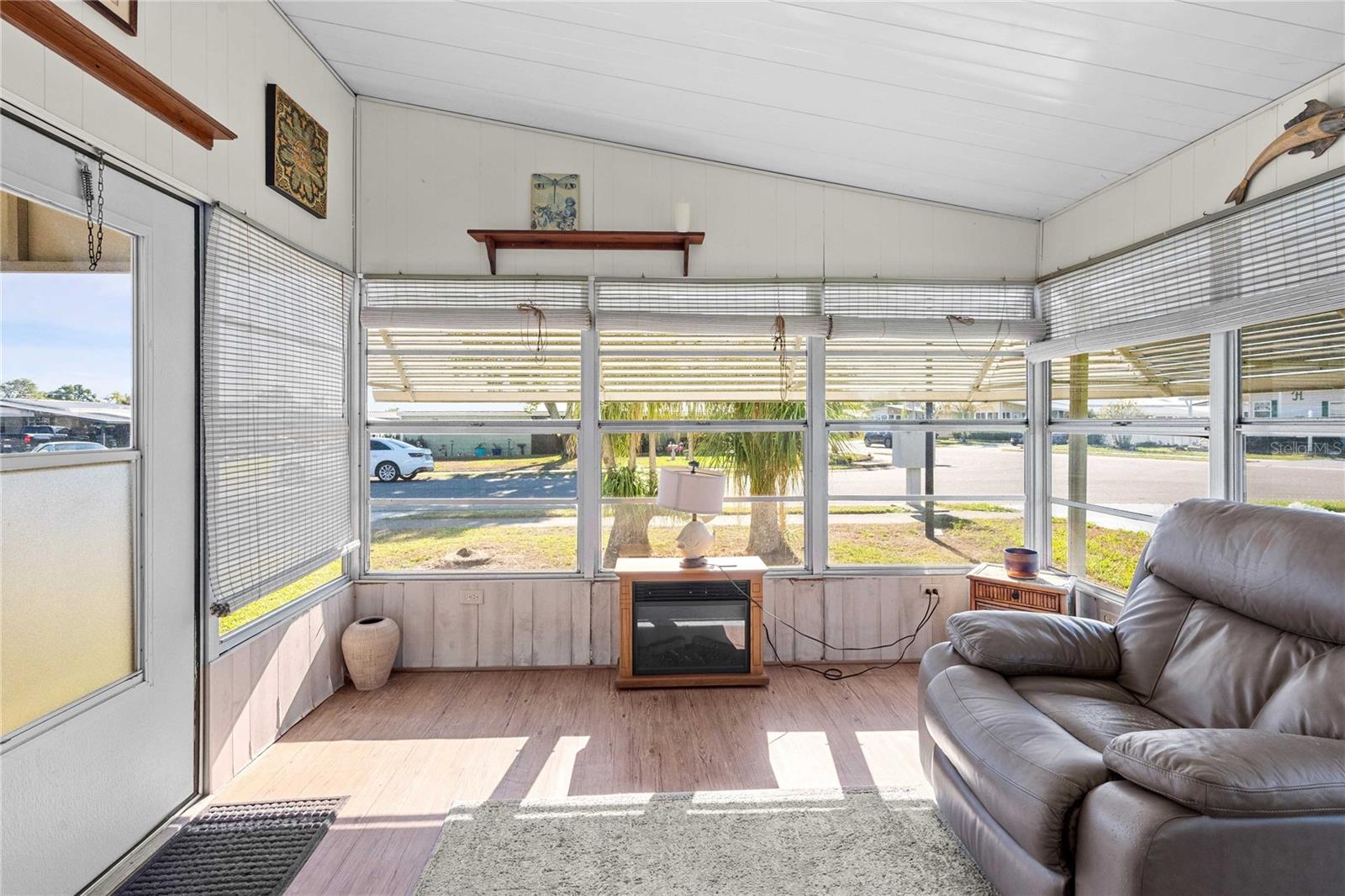 Listing photo id 13 for 5427 Seville Drive