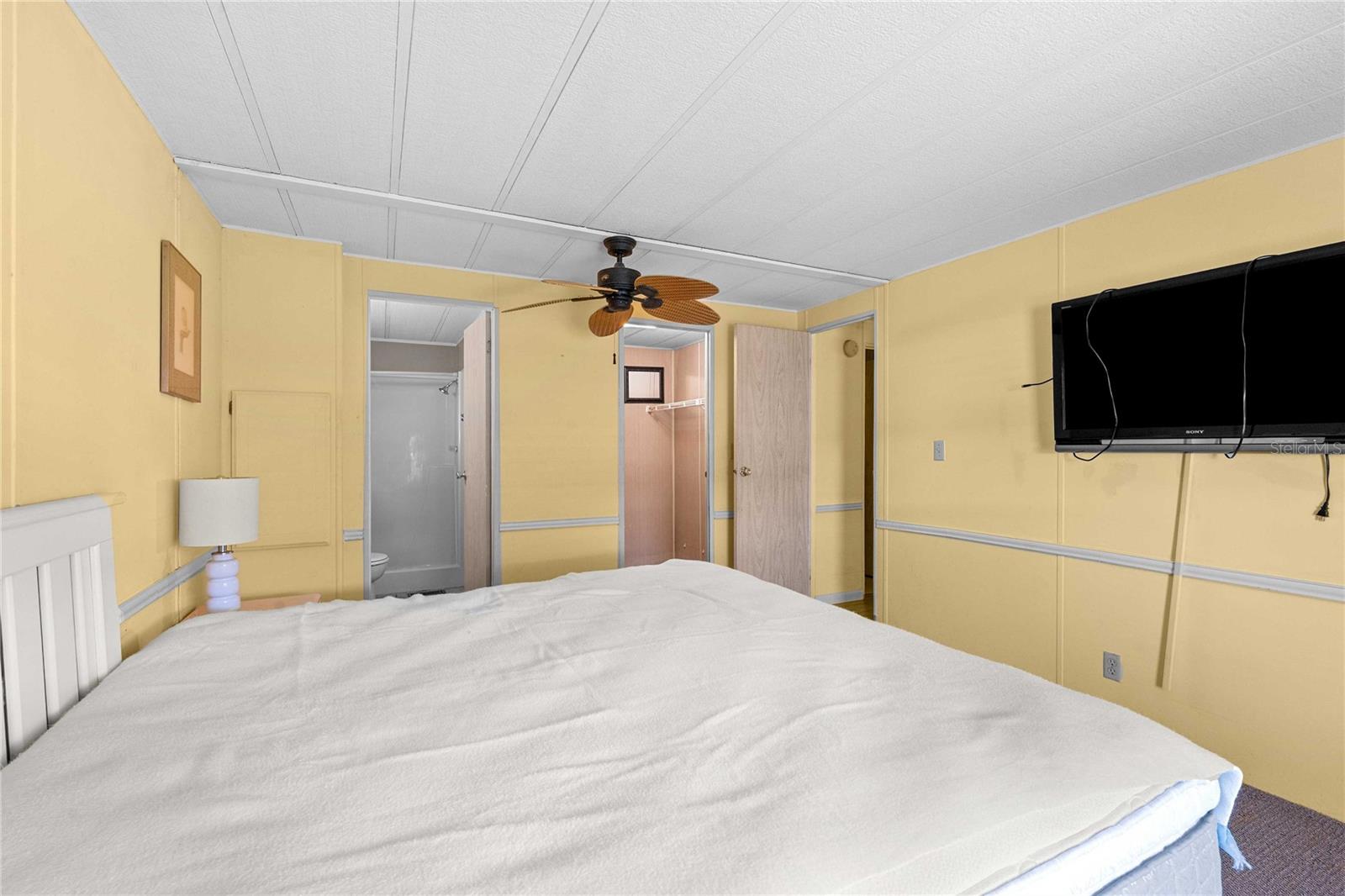 Listing photo id 16 for 5427 Seville Drive