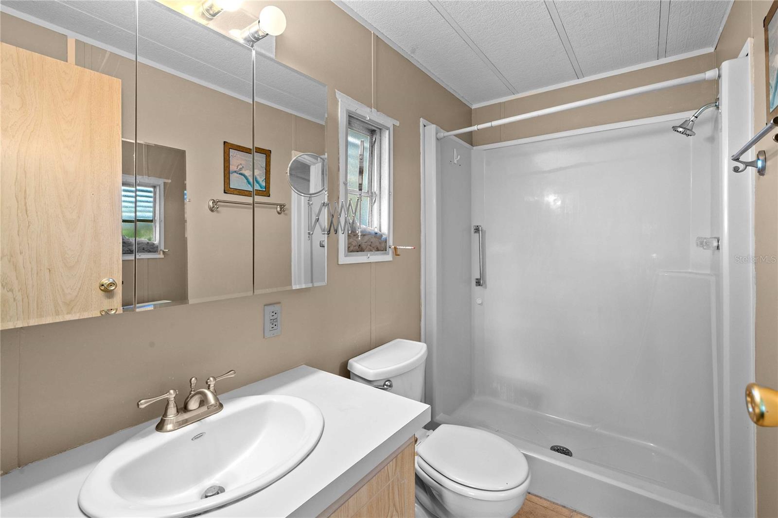 Listing photo id 17 for 5427 Seville Drive