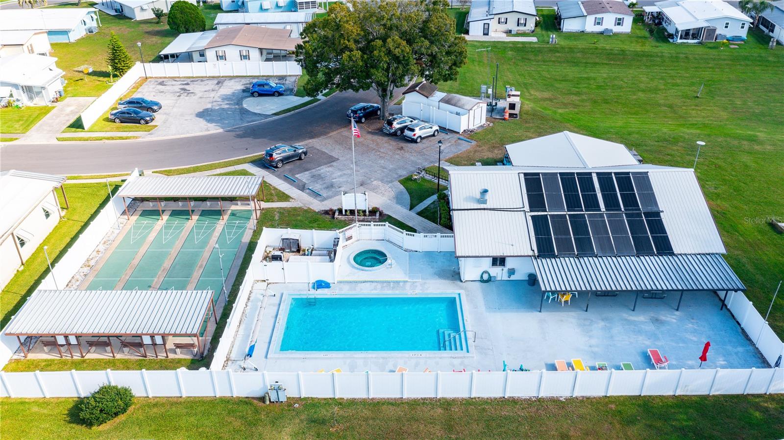 Listing photo id 23 for 5427 Seville Drive