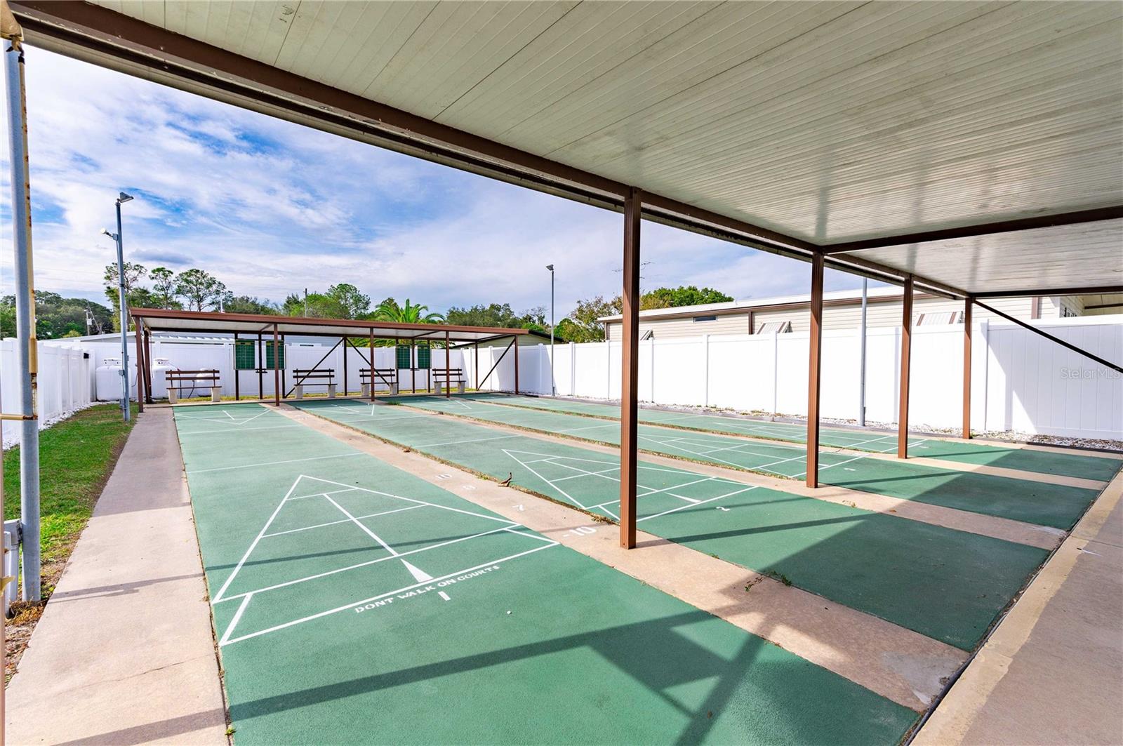 Listing photo id 33 for 5427 Seville Drive