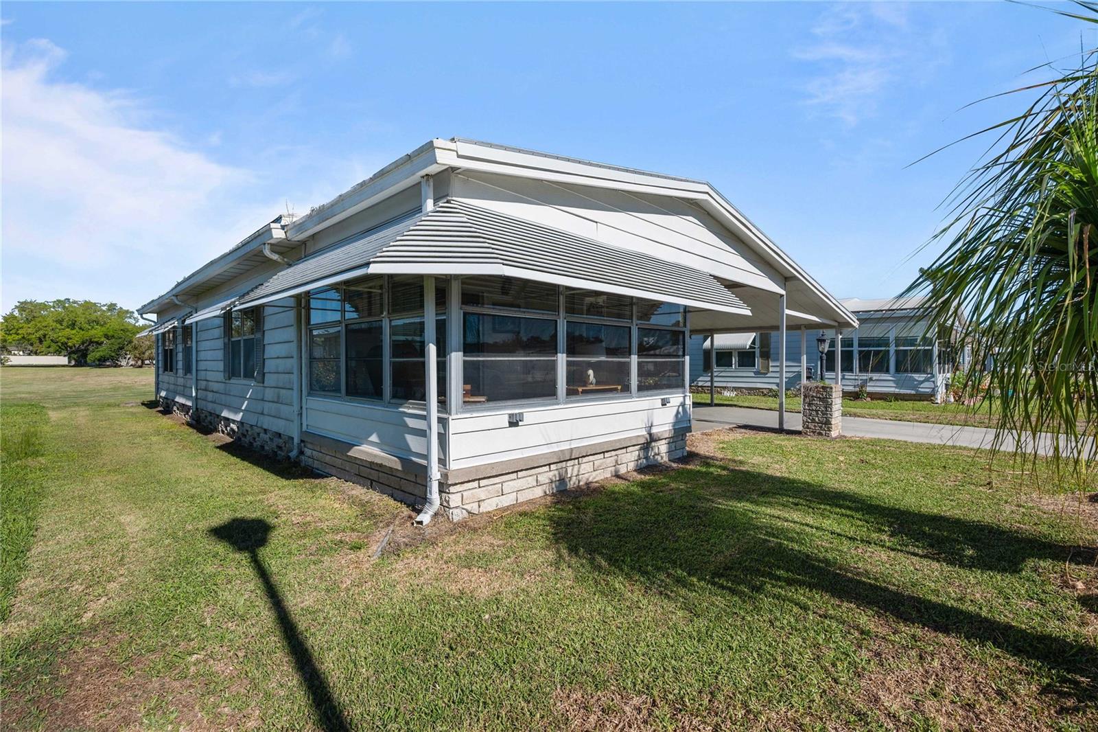 Listing photo id 3 for 5427 Seville Drive