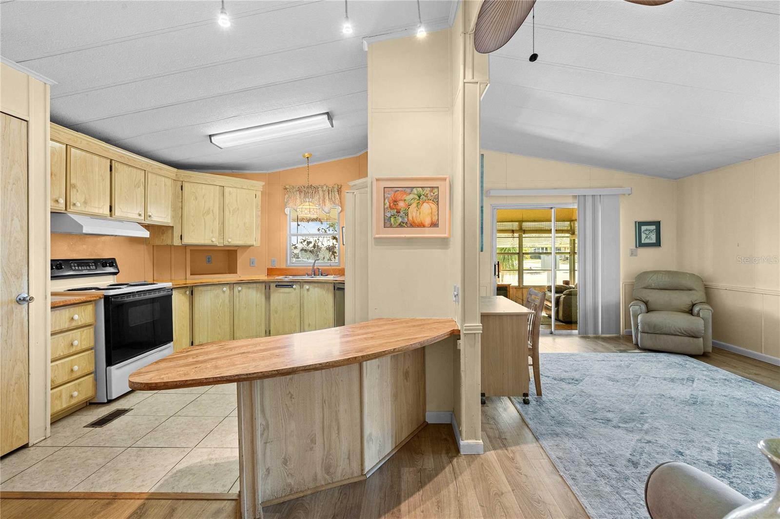 Listing photo id 6 for 5427 Seville Drive