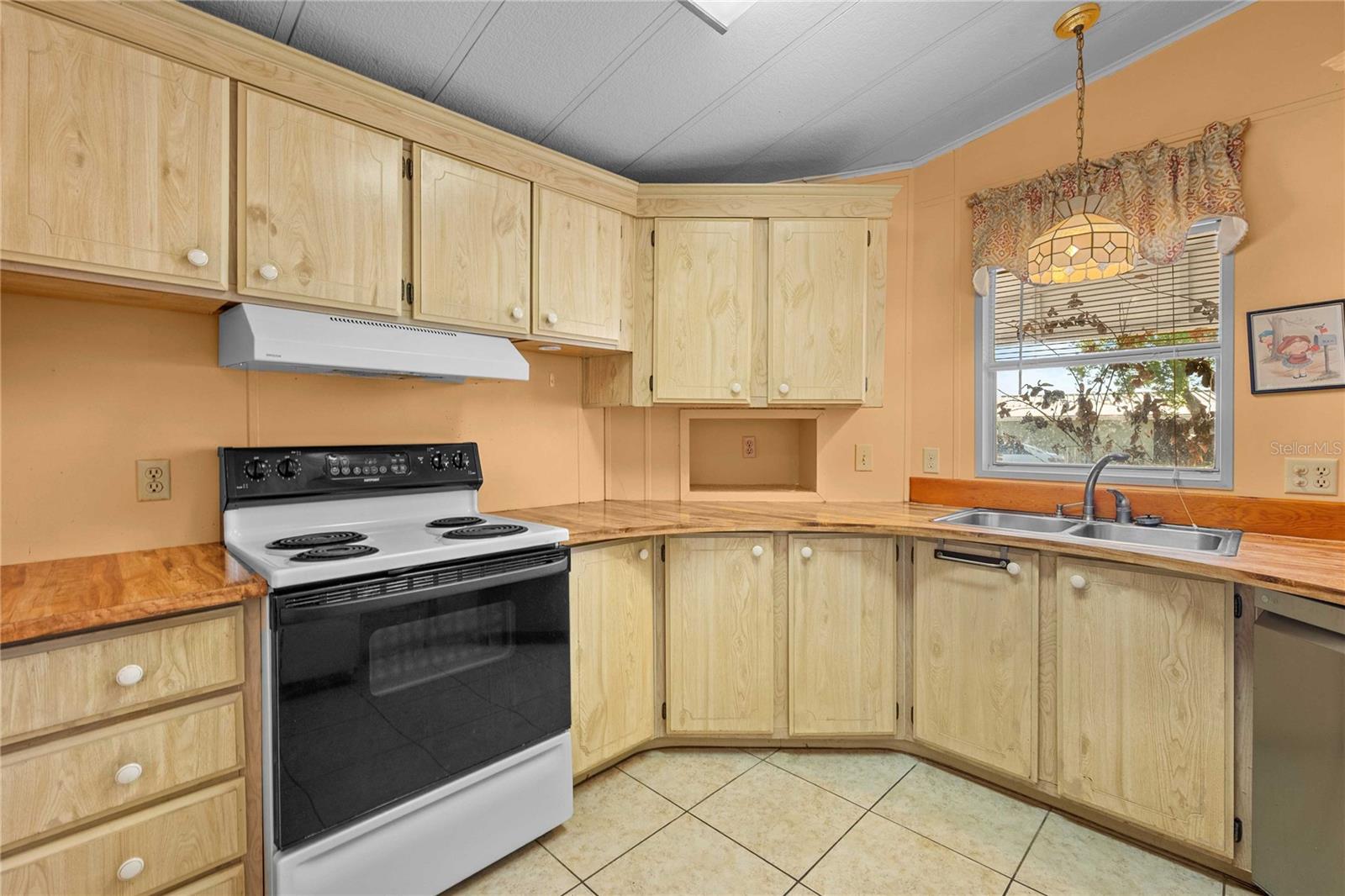 Listing photo id 7 for 5427 Seville Drive