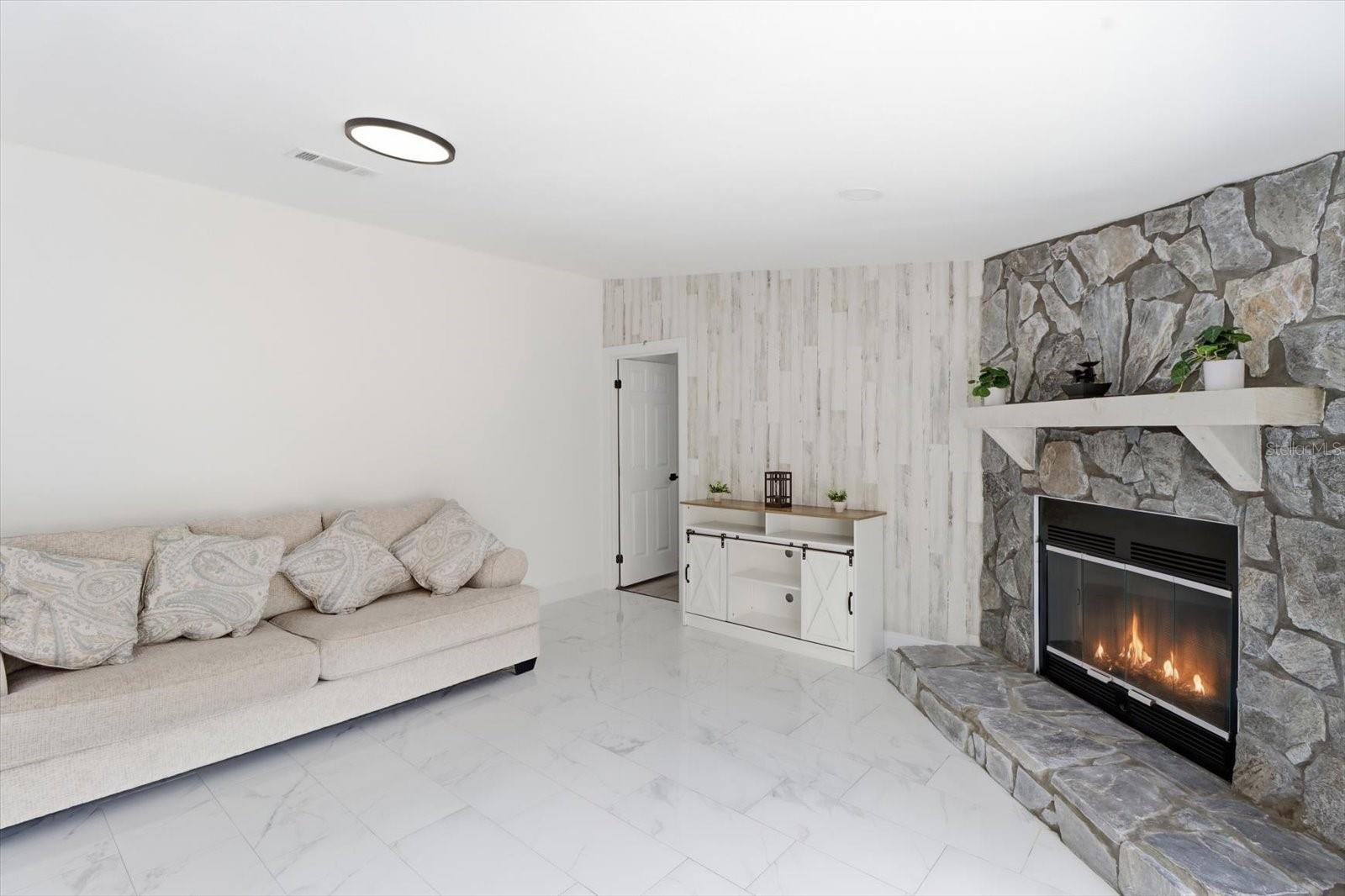 Image 14 of 39 For 6915 Arlington Place